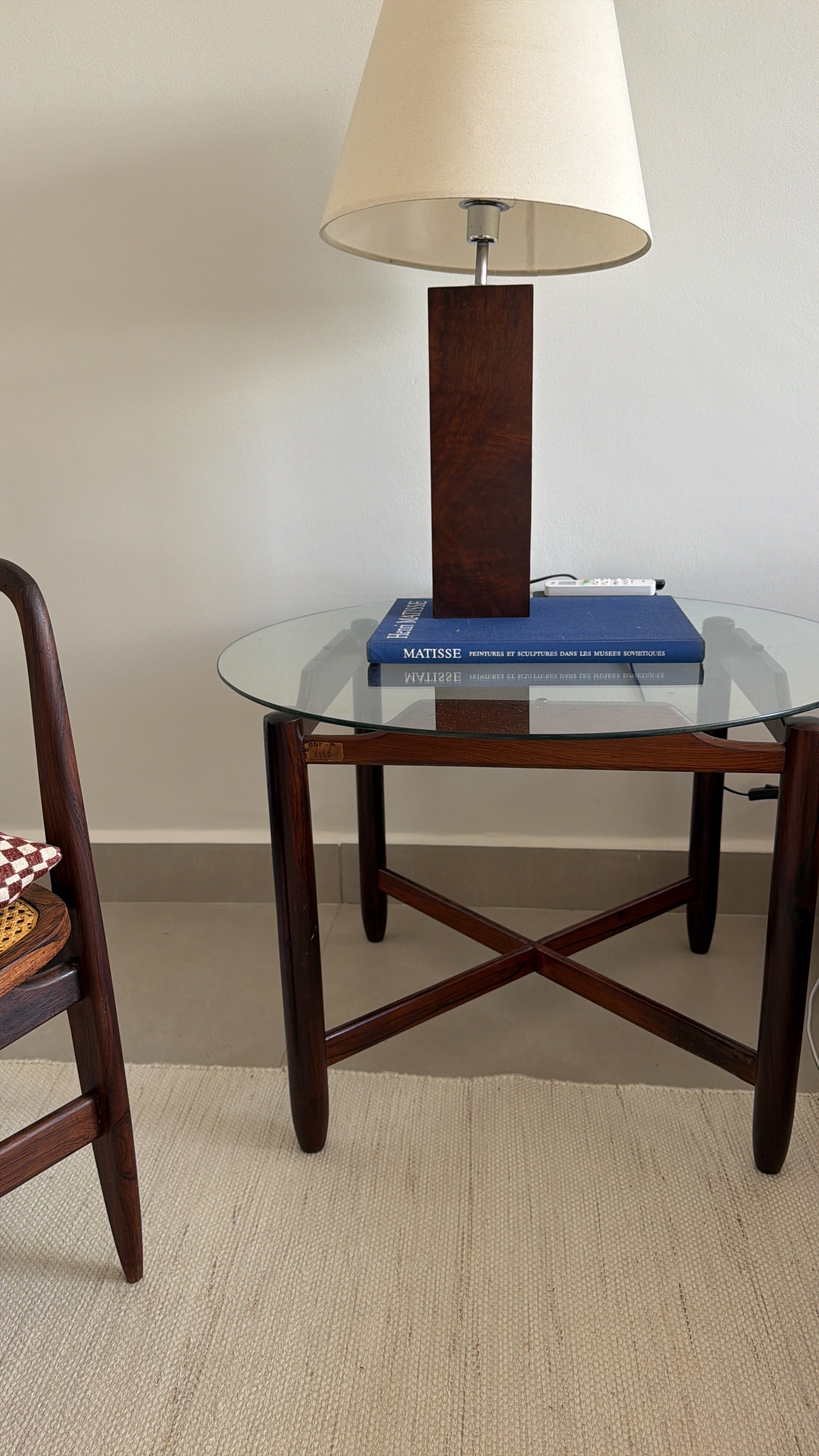 Mesa Lateral com tampo redondo de vidro - Móveis Cantú