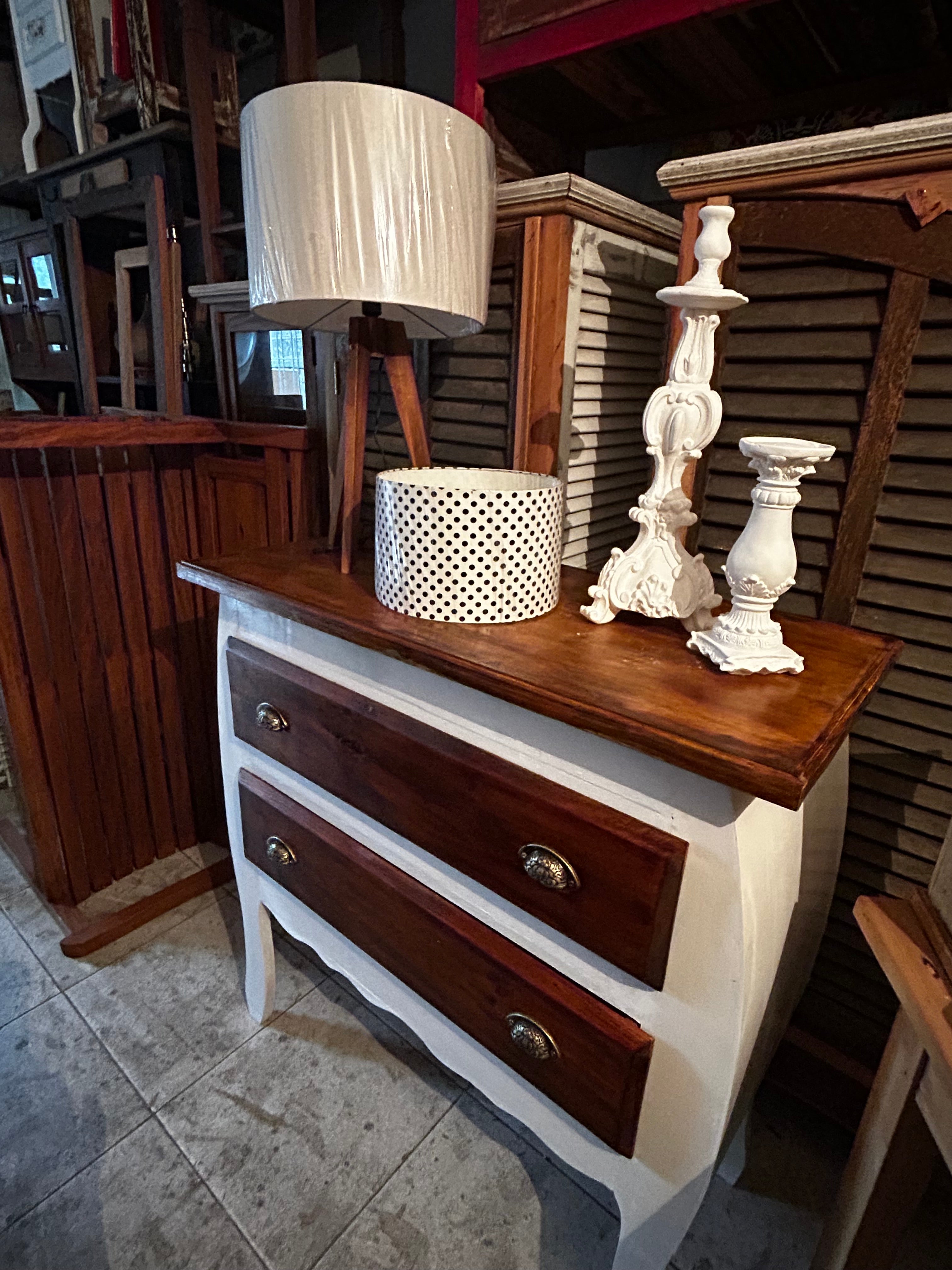 Cômoda em Madeira branca com 2 gavetas