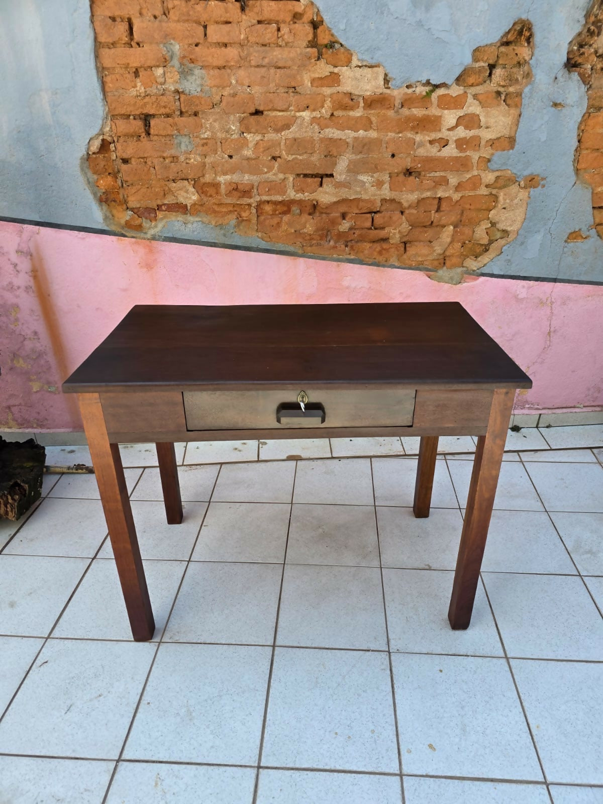 Escrivaninha em imbuia maciça, década de 50