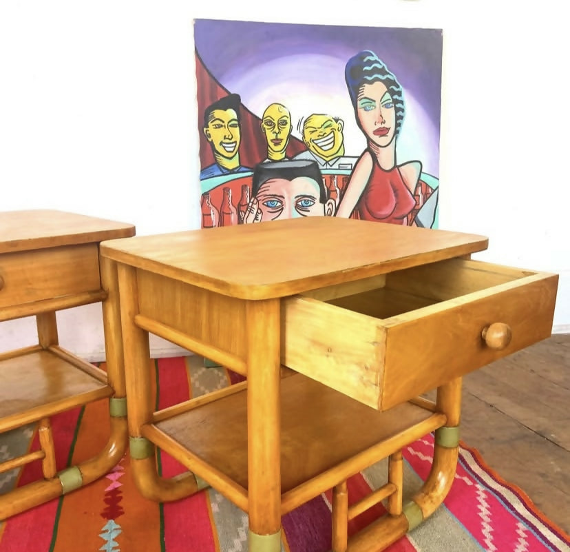 Par de mesinhas de cabeceira