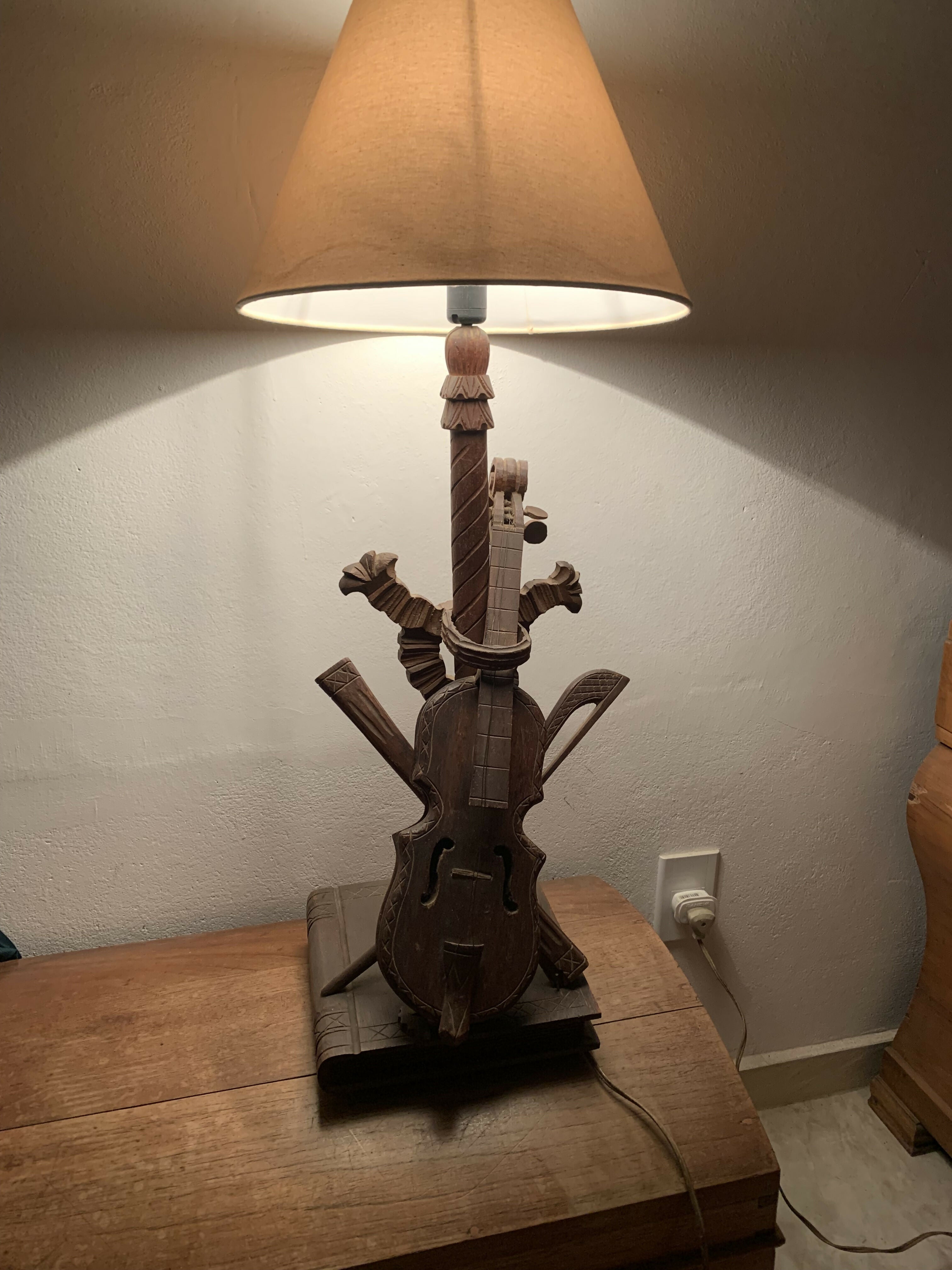 Abajur antigo violino e livro