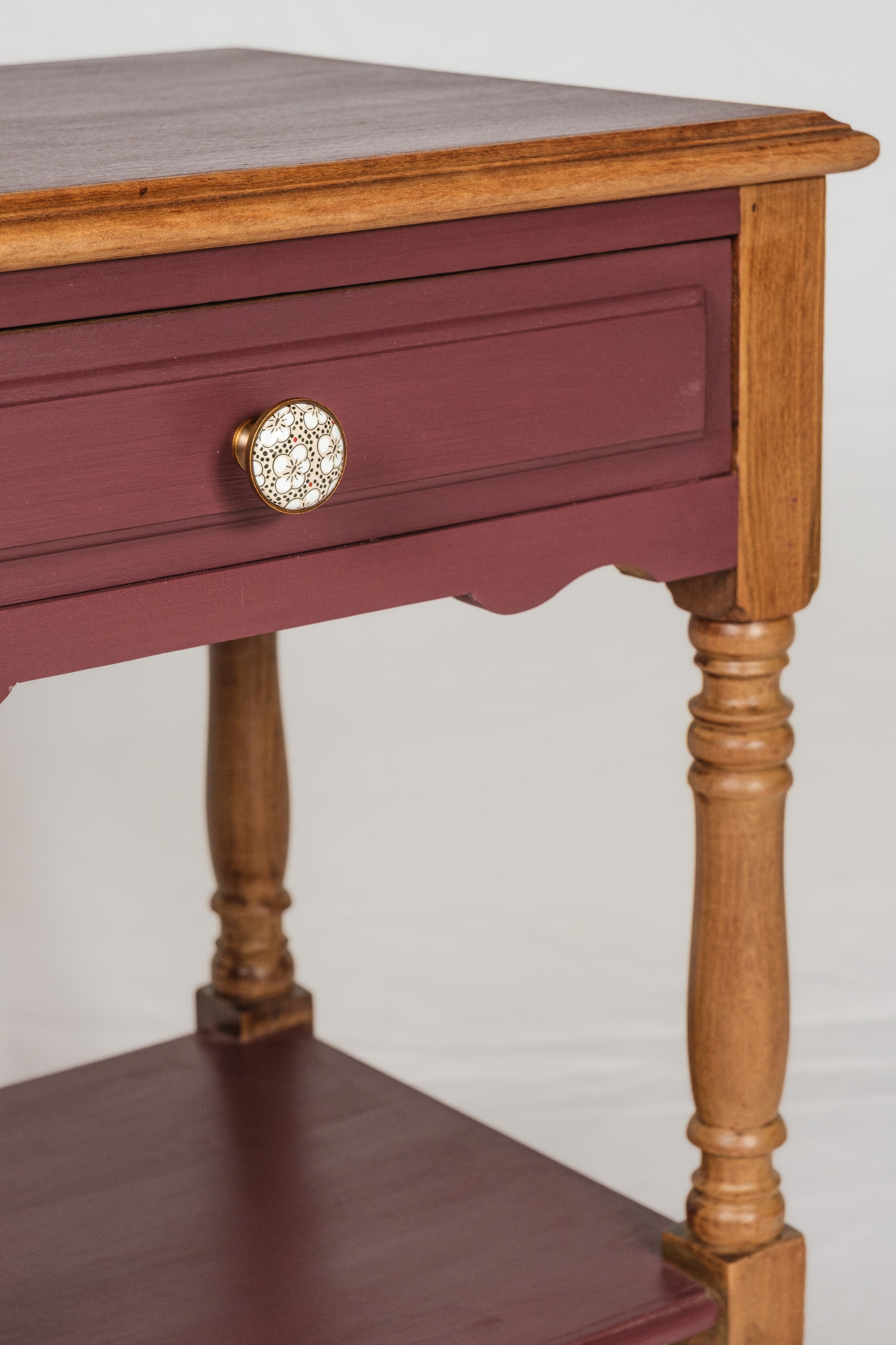 Mesa Lateral Vintage em Madeira com Gaveta e Prateleira – Uva