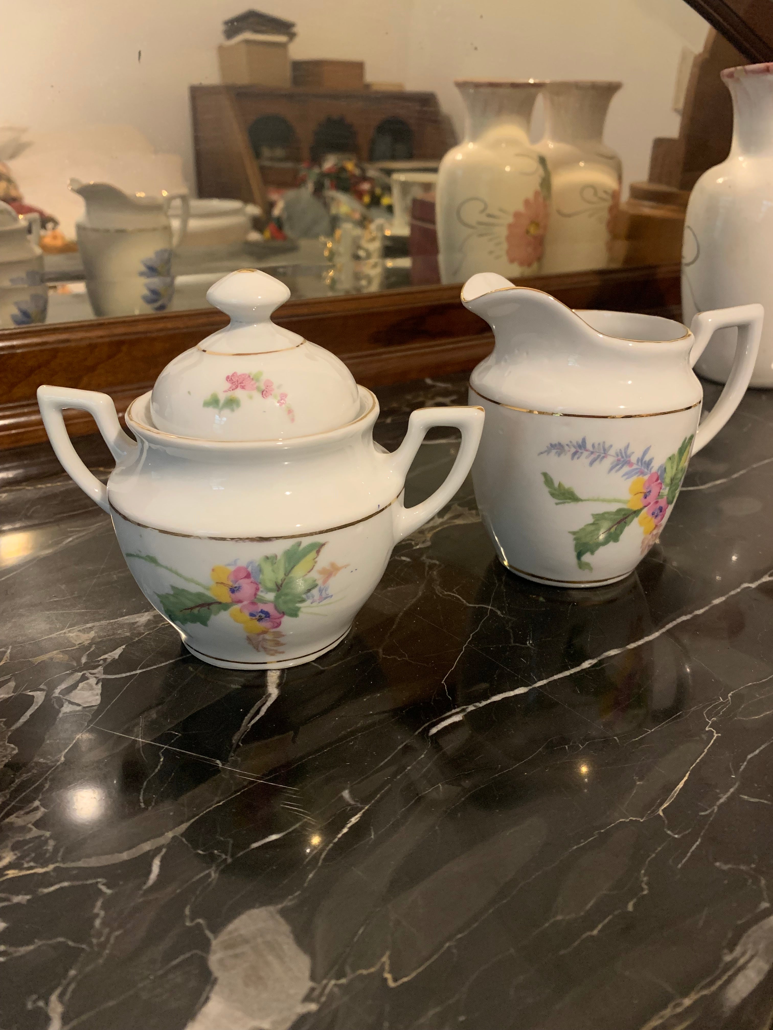 Conjunto de leiteira e açucareiro em porcelana São Pedro, dupla face