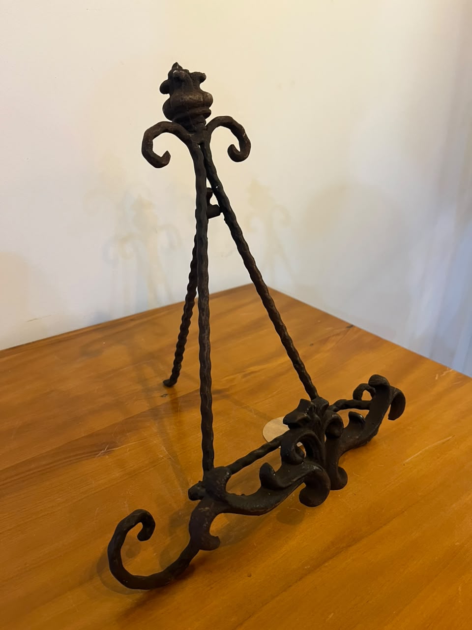 Suporte de mesa ornamental em ferro — 27 cm