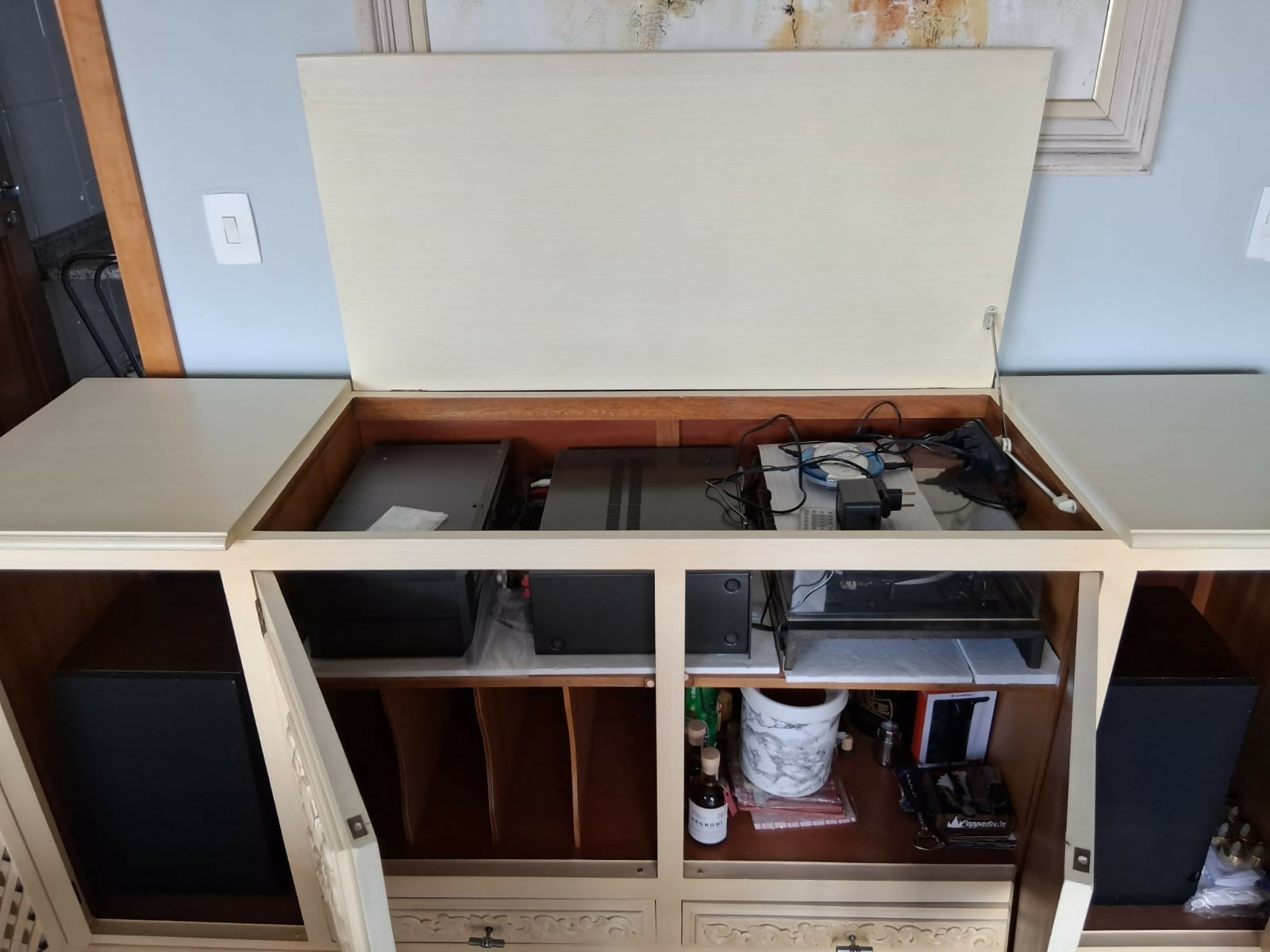 RACK / BUFFET VINTAGE PARA APARELHO DE SOM / VITROLA-TOCA DISCO