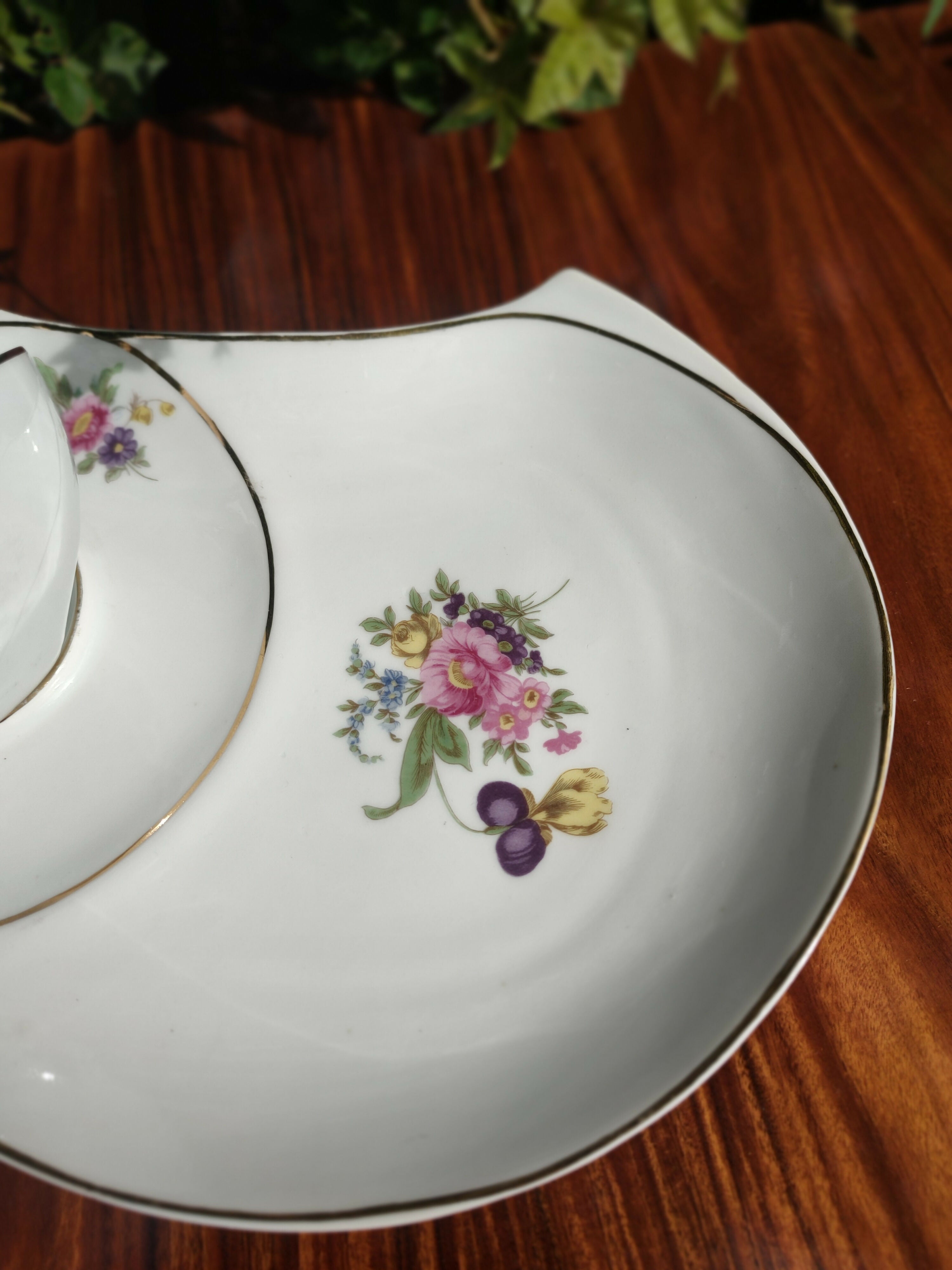 Lindo conjunto de chá Schmidt com Pires/Prato e Xícara com desenhos florais