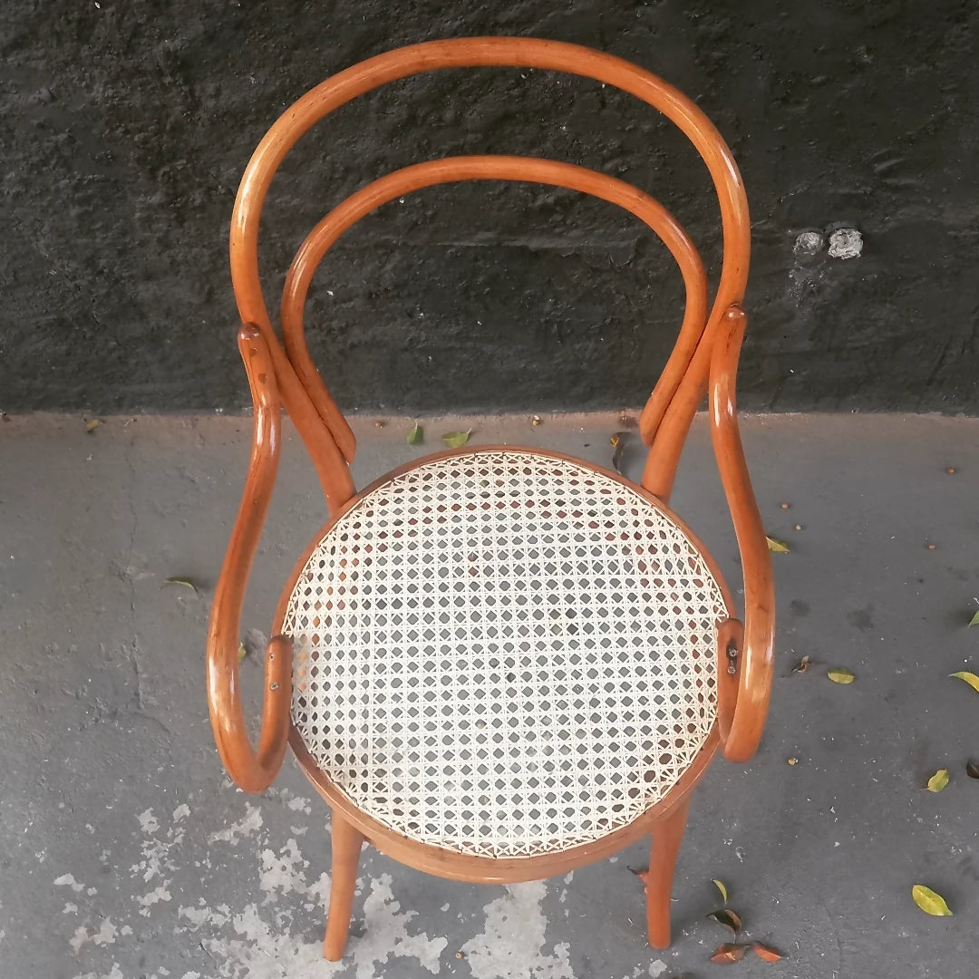 Cadeira modelo Thonet com braços e palhinha (recém restaurada) 