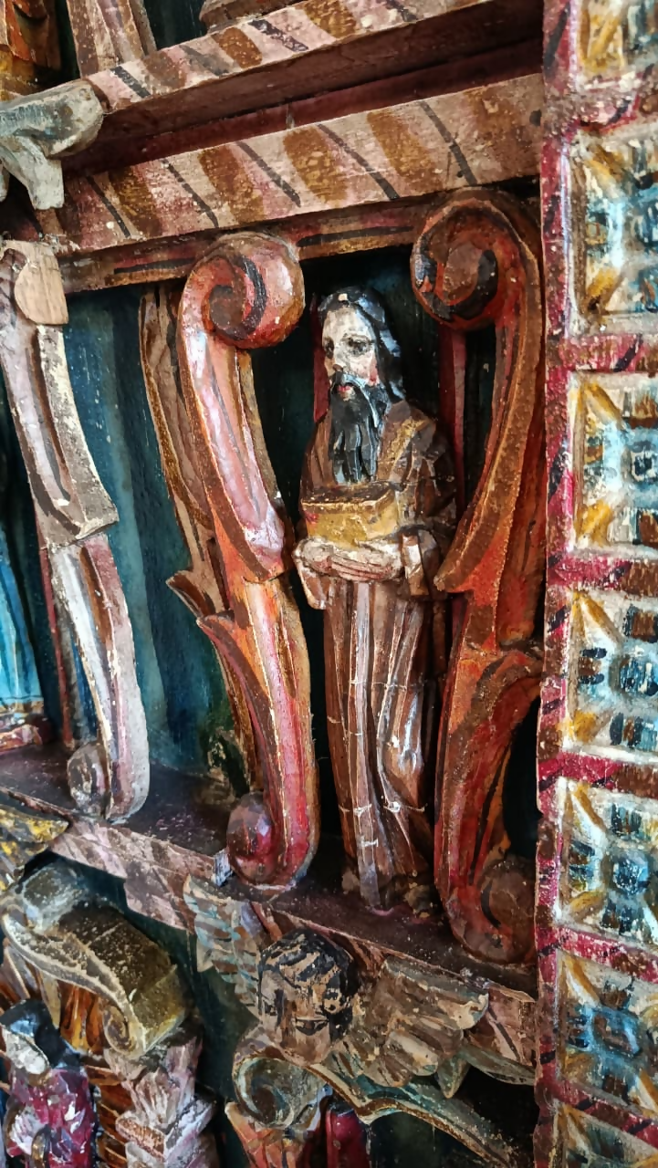 Retábulo Peruano Antigo em Madeira Entalhada – Peça Sacra Artesanal