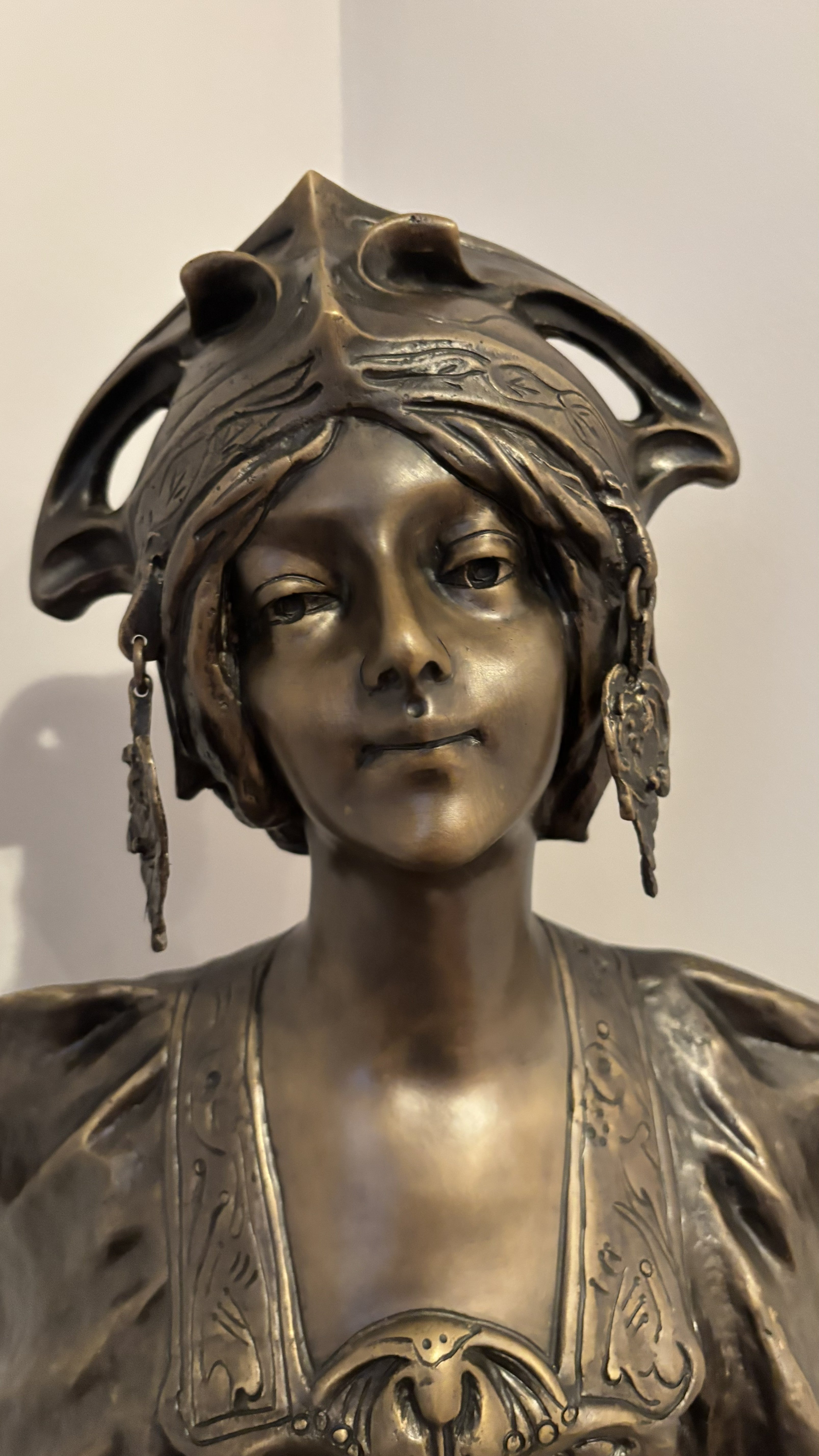 Busto Feminino em Bronze com Base de Mármore