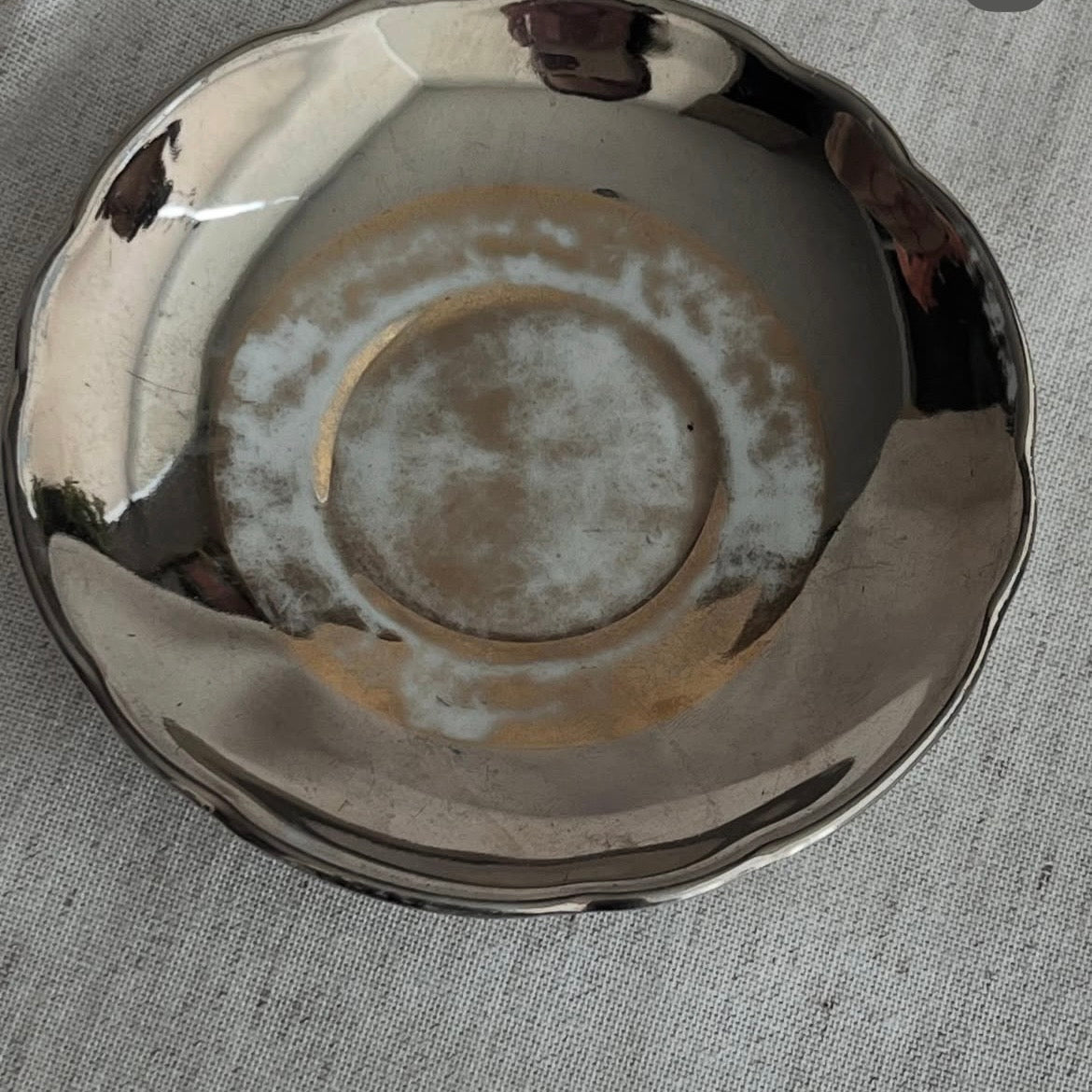 Xícara de Café Antiga  em Porcelana com Decoração Dourada e Cena Romântica