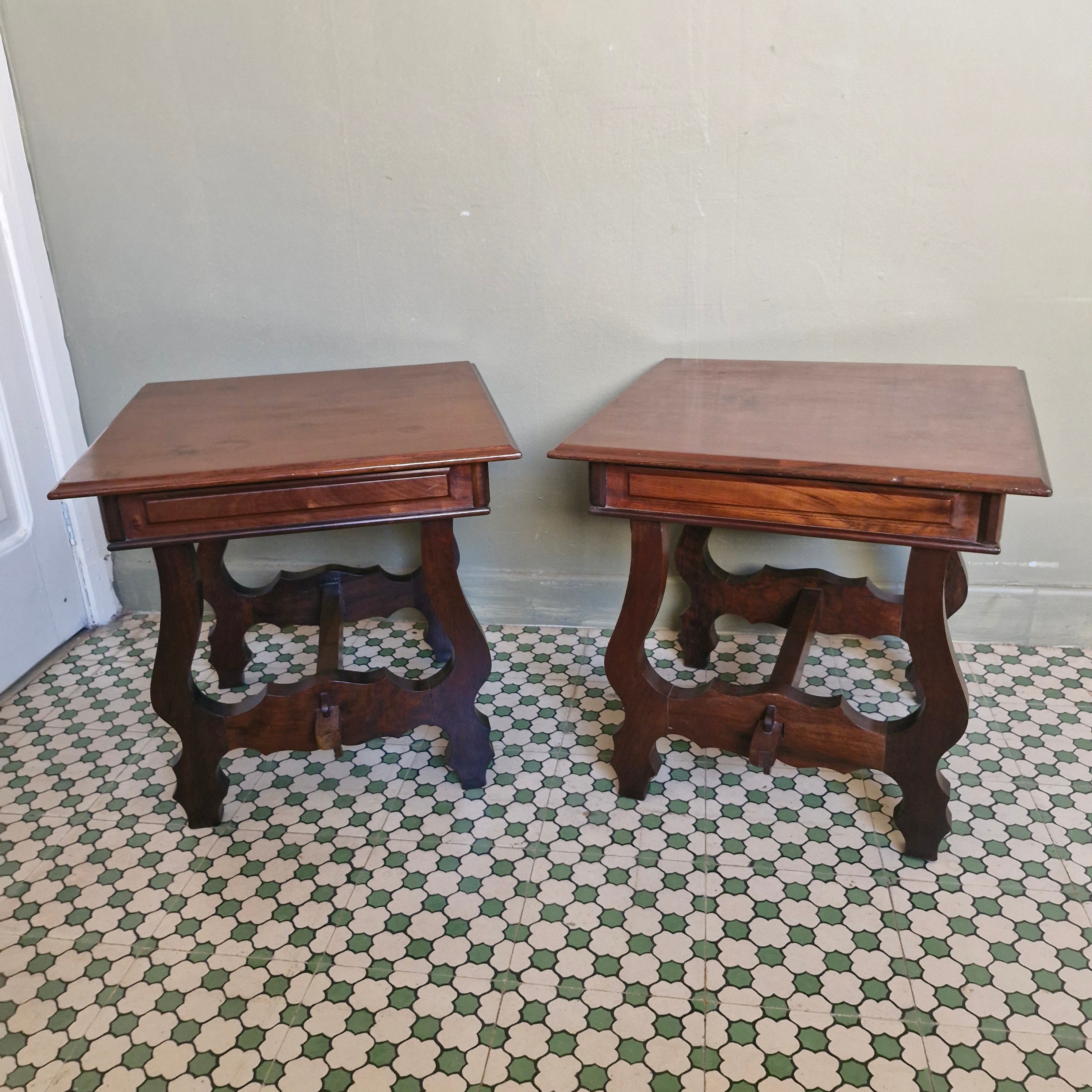Par de Mesinhas de Canto em Madeira Maciça estilo colonial 