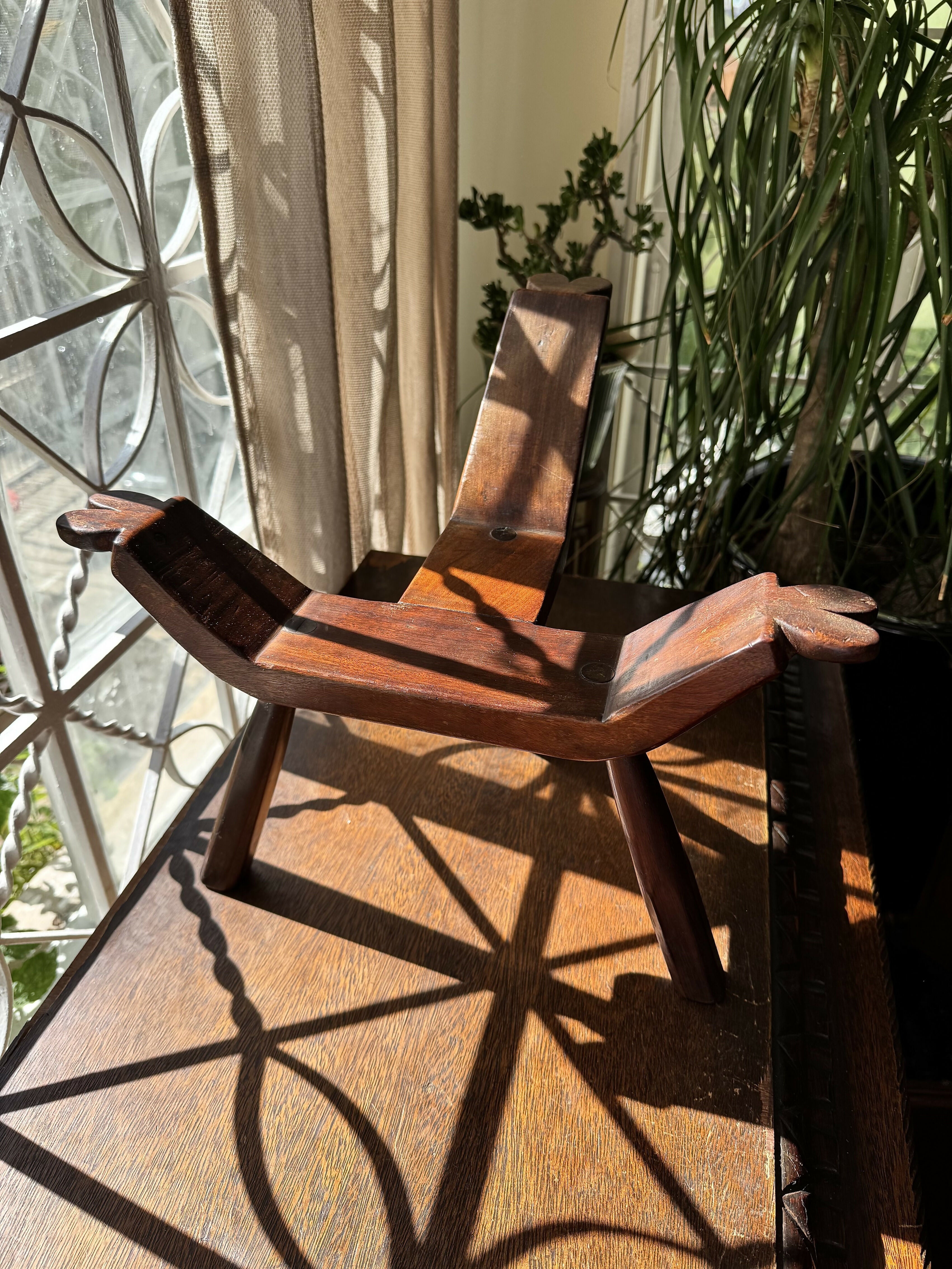 Par de Banquinhos esculpidos em madeira maciça