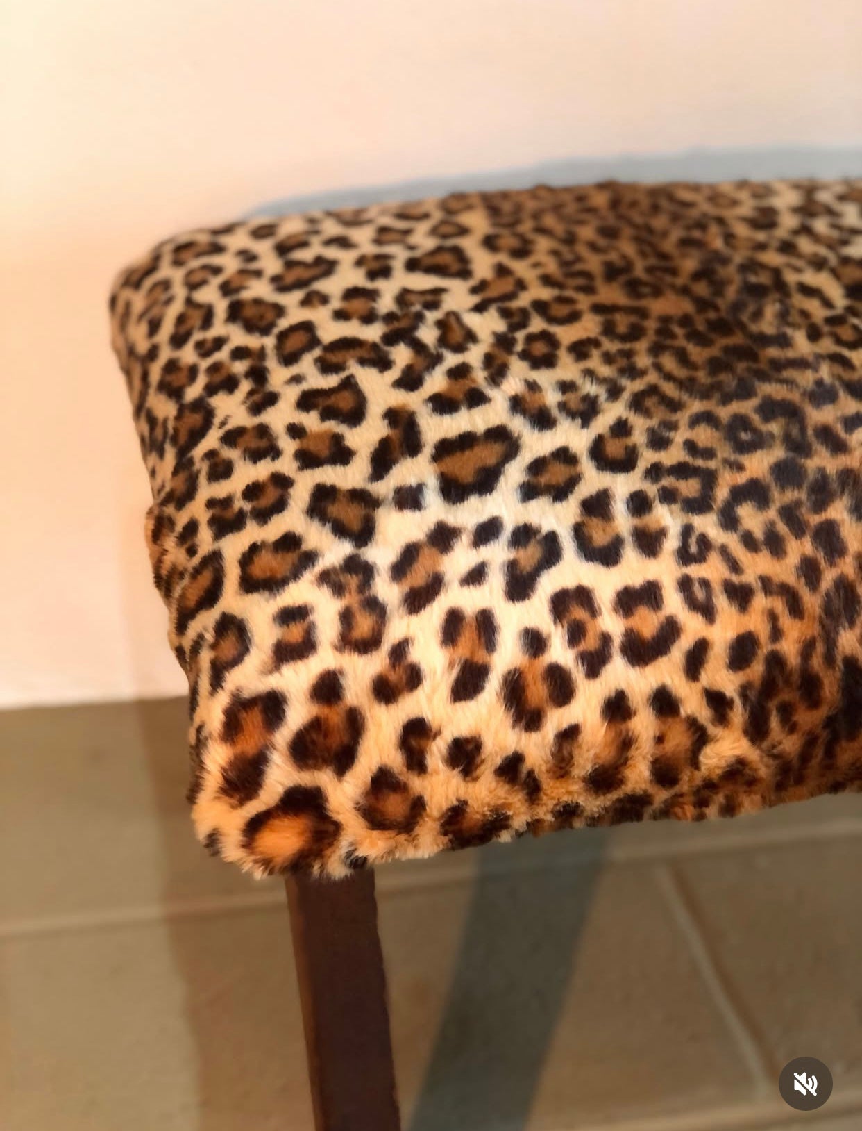Banqueta de madeira com estofado de animal print (onça)