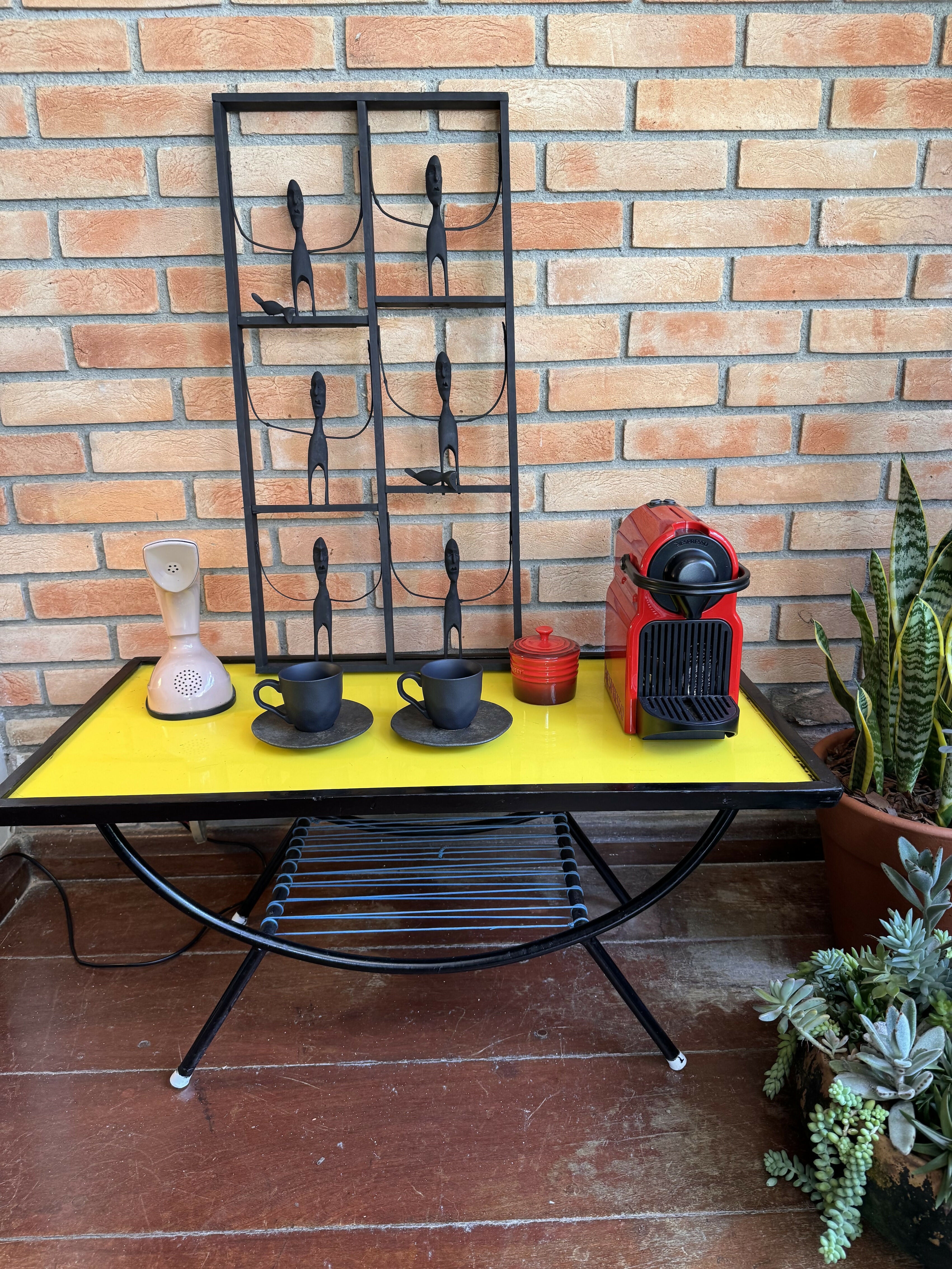 Mesa lateral / mesinha de centro ou barzinho Anos 50 com tampo amarelo