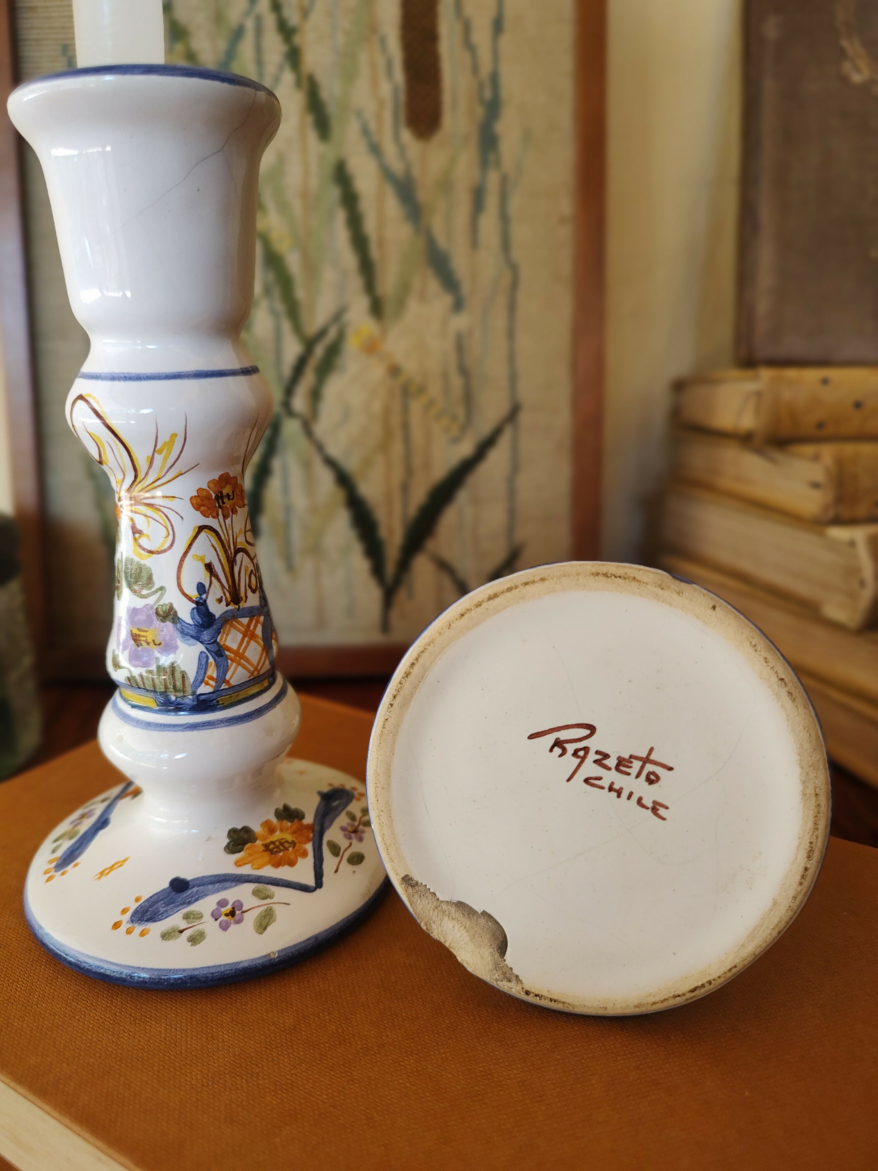 Belíssimo Par de Castiçais em faiança pintada à mão