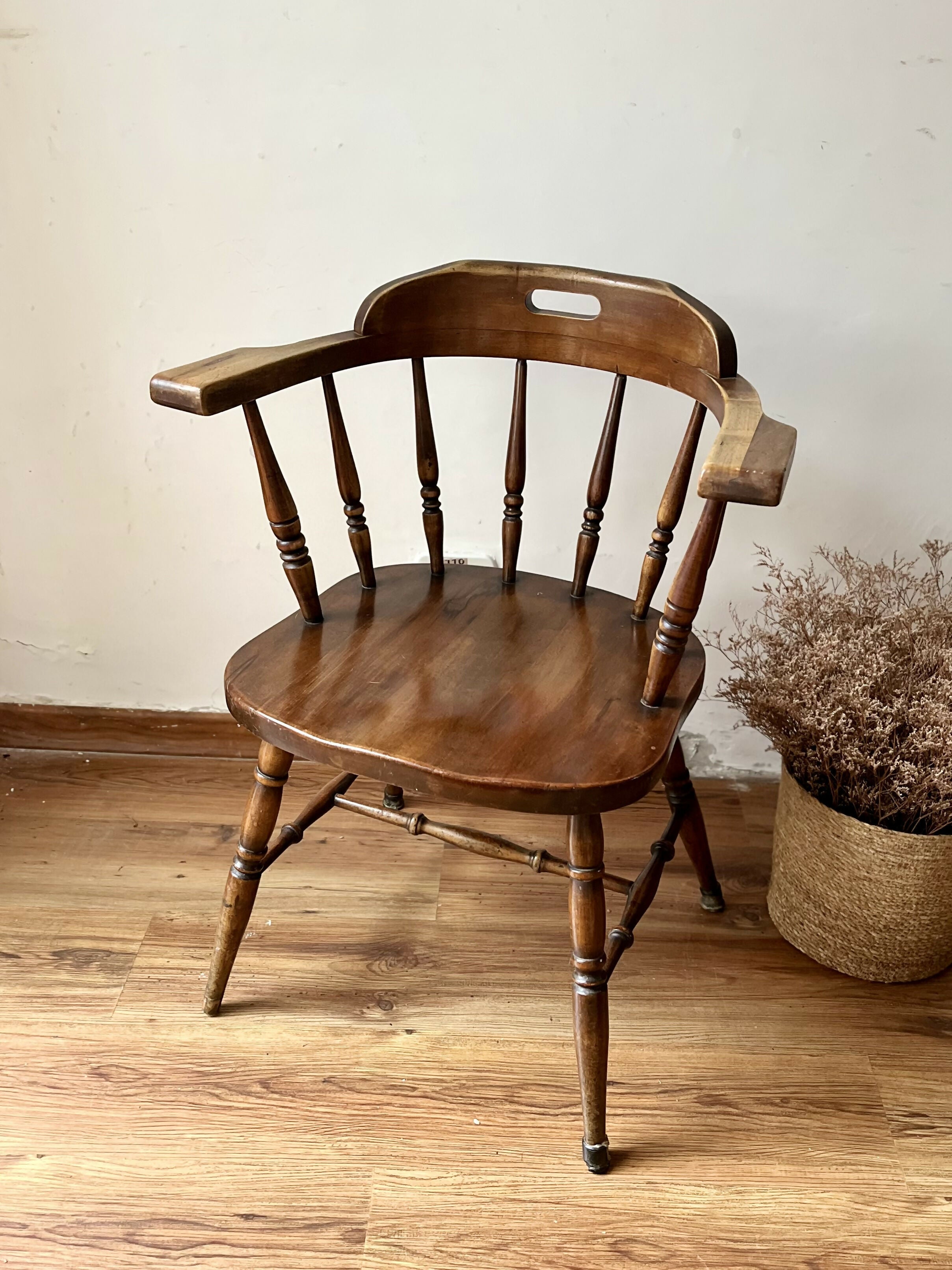 Cadeira xerife com braços em madeira torneada