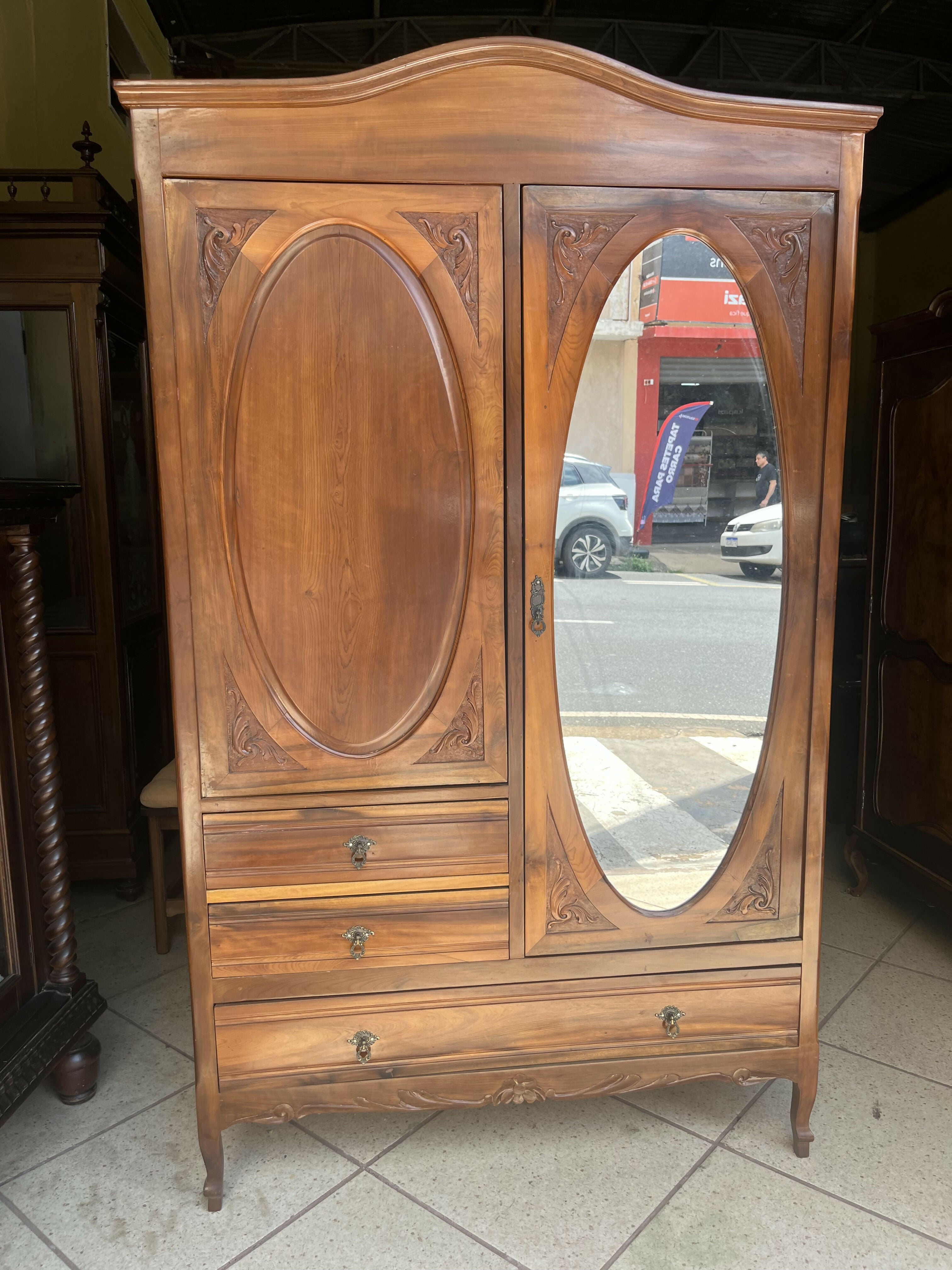 LINDÍSSIMO GUARDA ROUPAS EM PERFEITO ESTADO