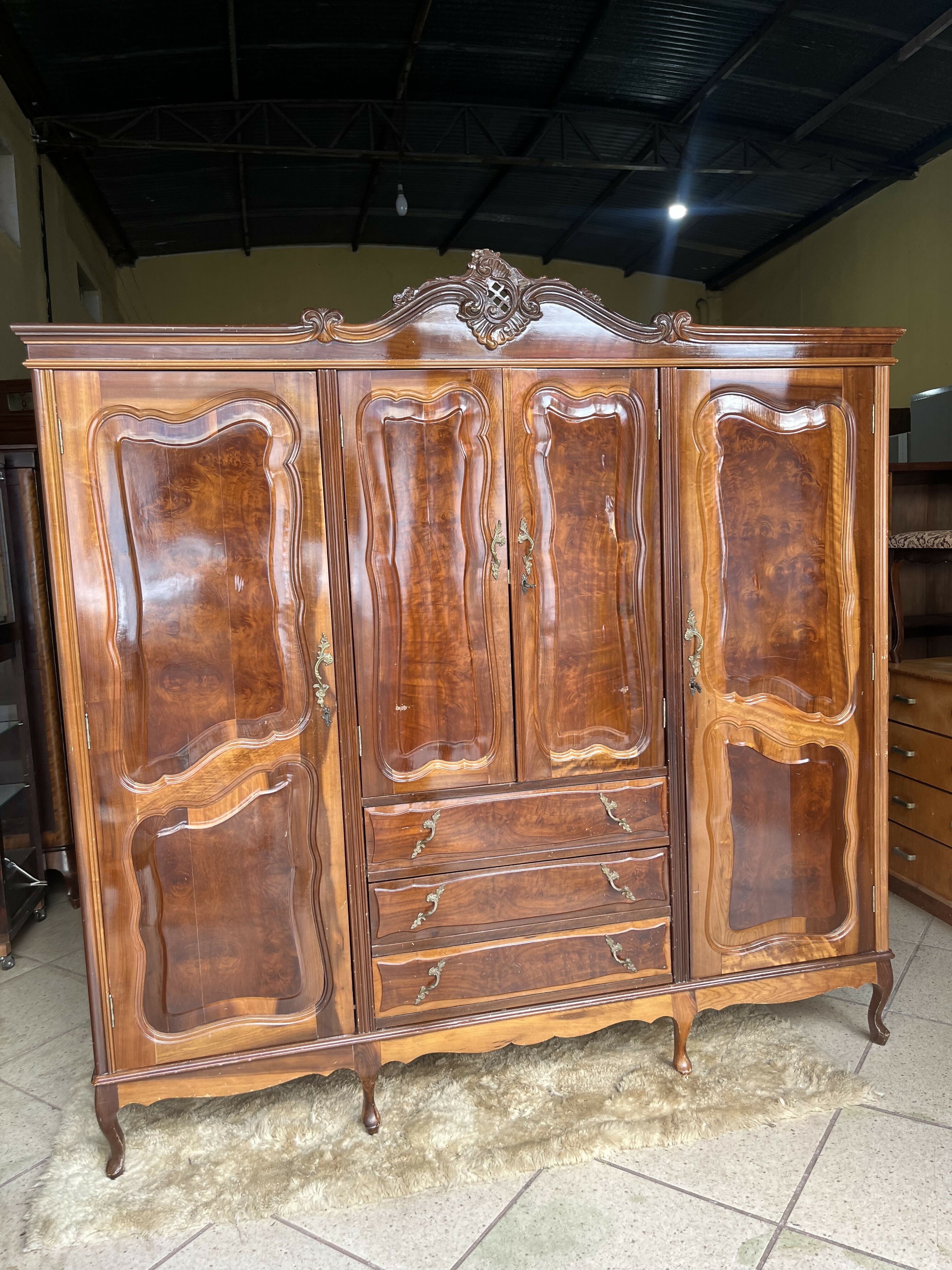 BELÍSSIMO GUARDA ROUPAS DE CASAL ANTIGO