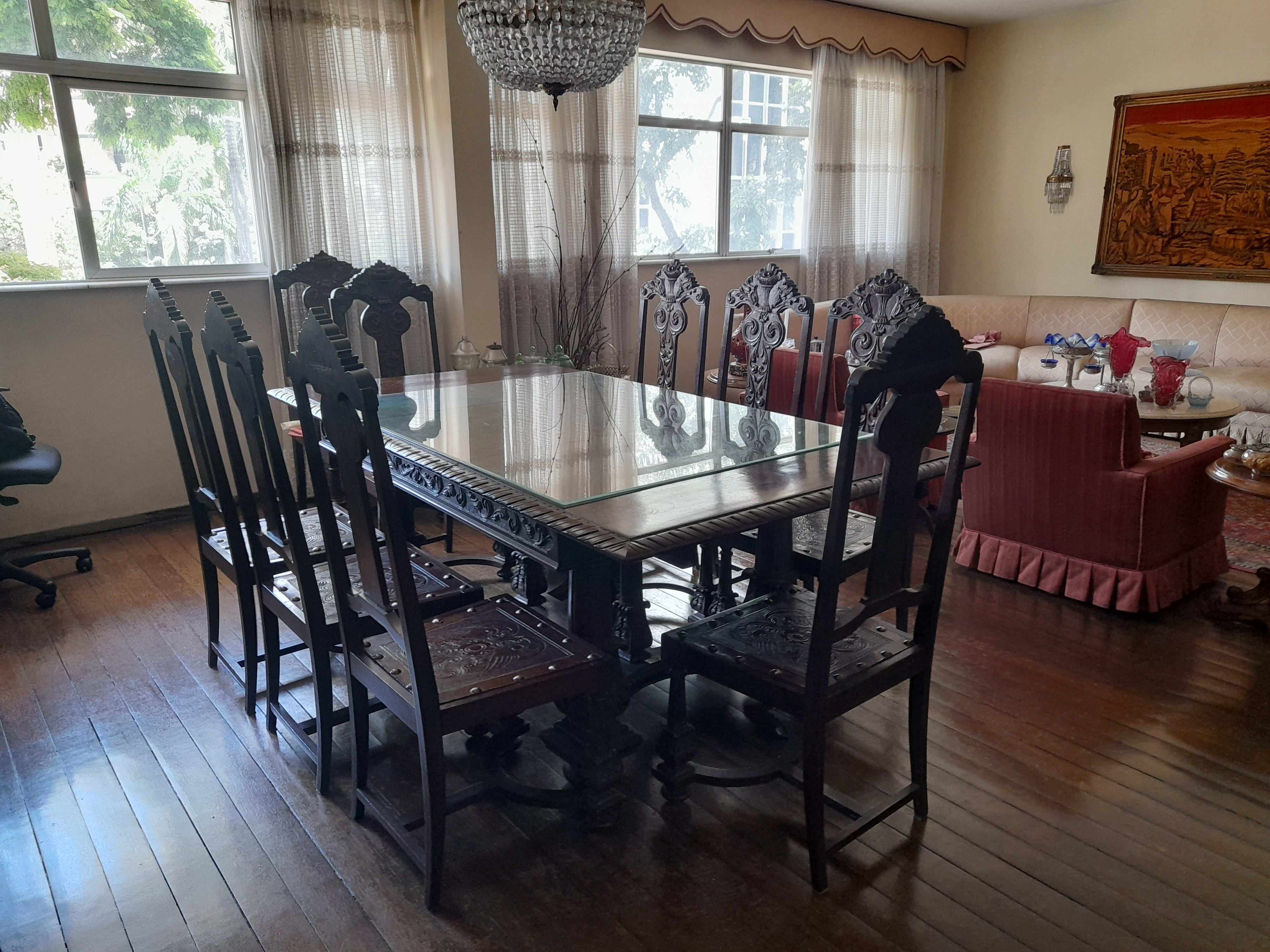 CONJUNTO SALA DE JANTAR CLÁSSICO ENTALHADO EM MADEIRA NOBRE – ESTILO RENASCENTISTA (Mesa, cadeiras, Buffet, Cristaleira) 