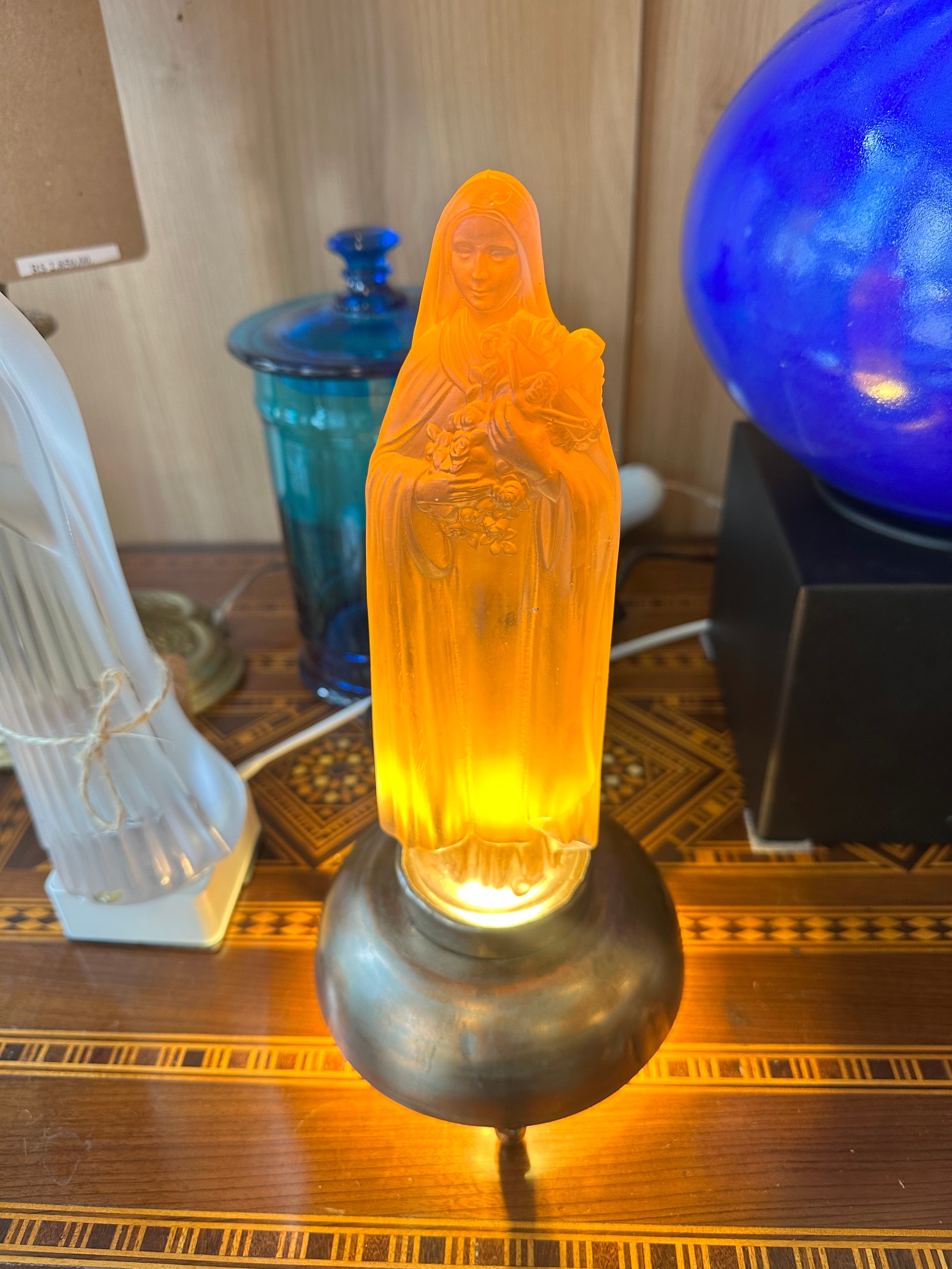 Escultura de Santa Terezinha com base de iluminação 