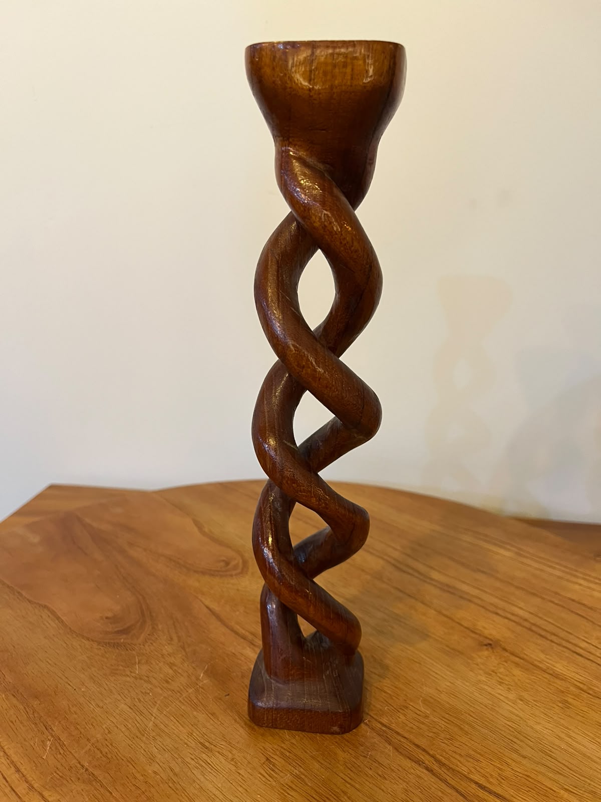 Castiçal em cedro arana entalhado com coluna vazada em espiral – 27,5 cm (2 unidades disponíveis)