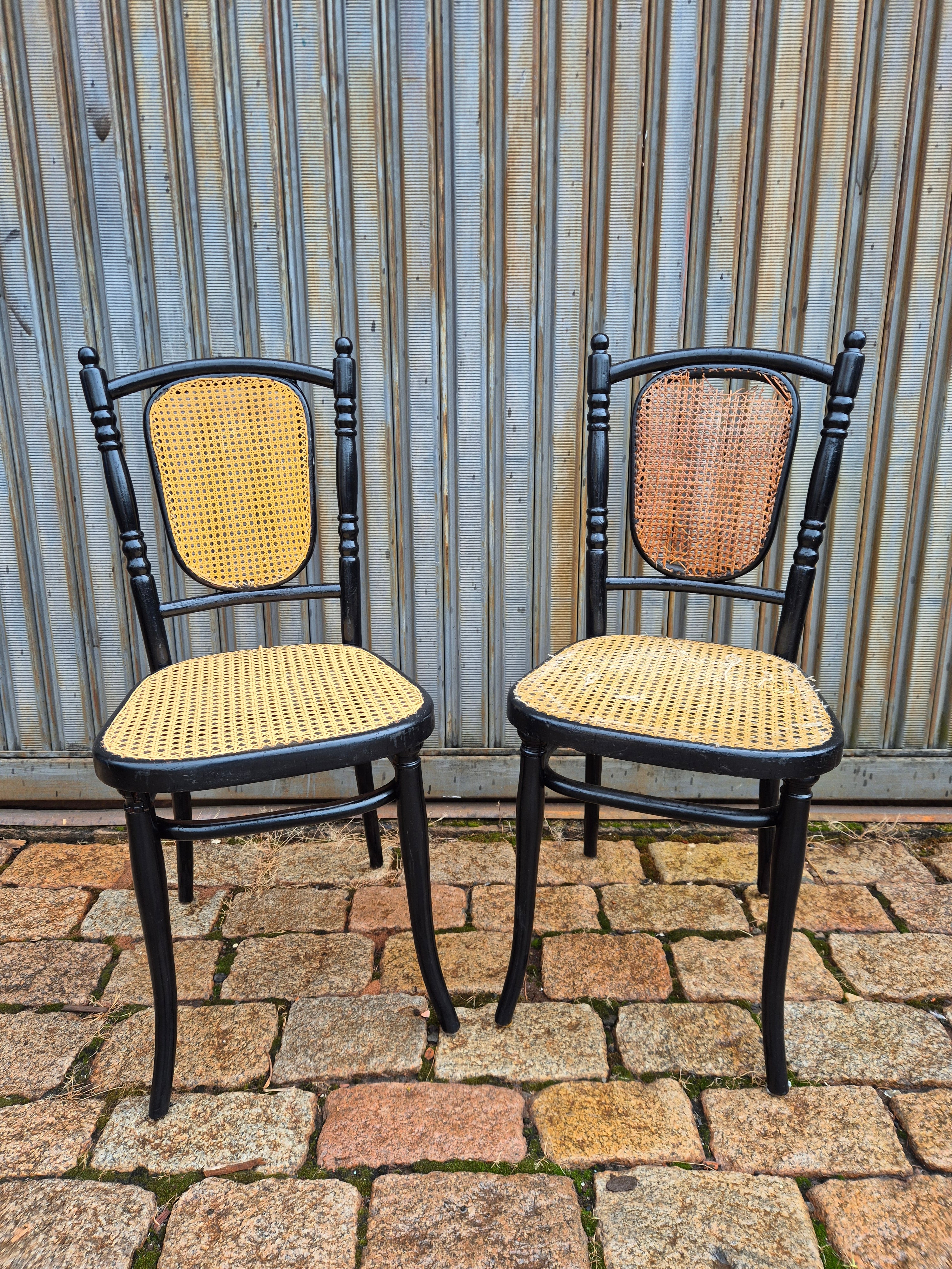 Set cadeiras originais Thonet pretas com palhinha 