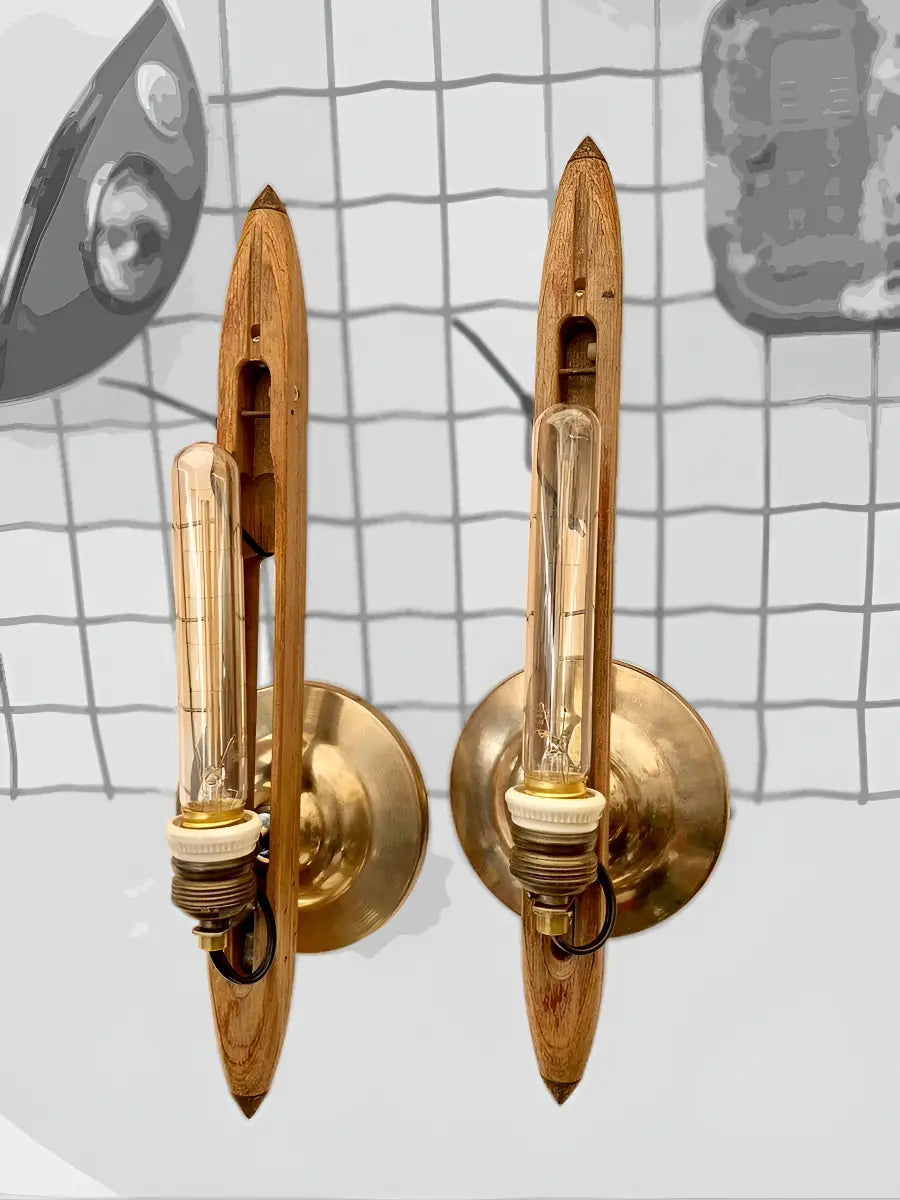 Luminárias arandelas customizadas em metal dourado e madeira (par)