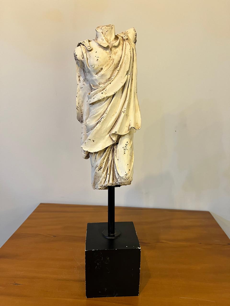 Escultura Decorativa de Torso Clássico com Vestes Drapeadas e Base Preta – 45 cm