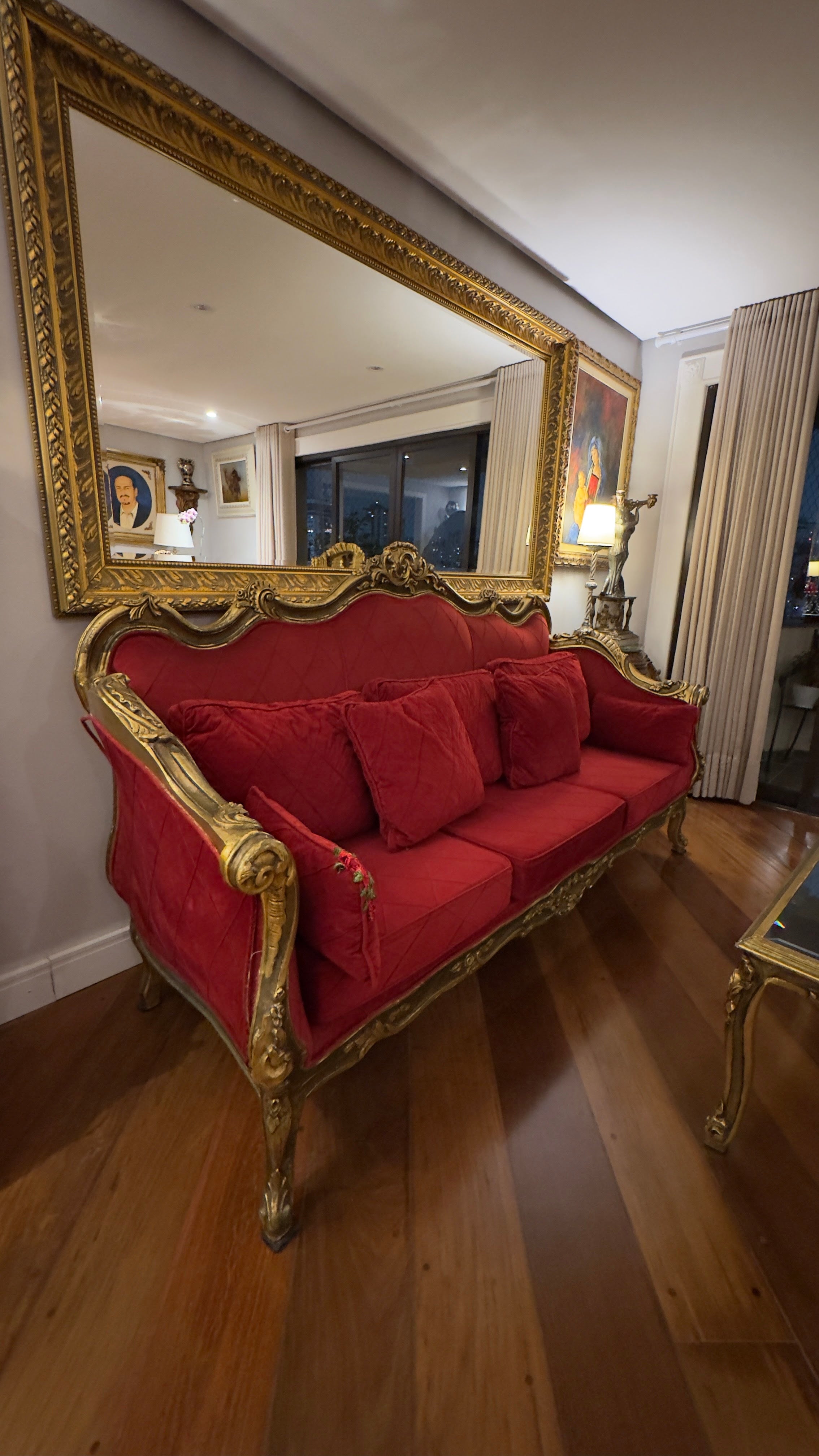 Sofá Capitonê Vermelho + 2 Poltronas Clássicas em Madeira Trabalhada e Dourada