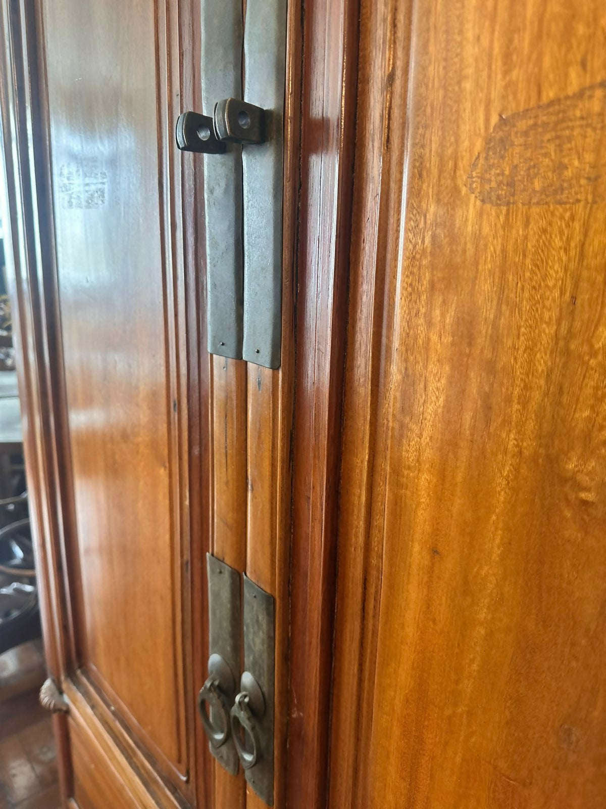 Lindo e raro armario / louceiro Dinastia Qing em madeira Ulmus, esta perfeito!