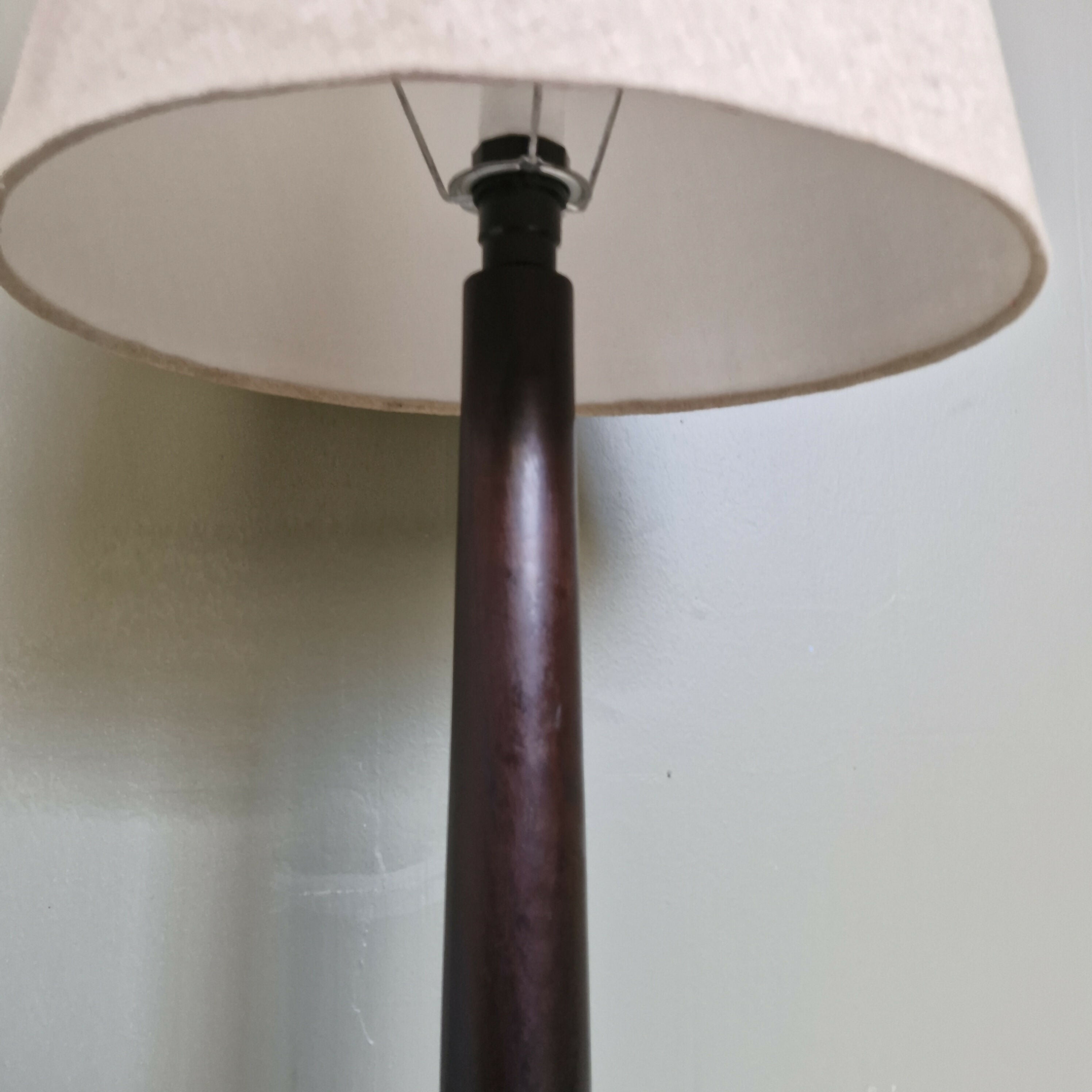 Abajur de Piso em Imbuia