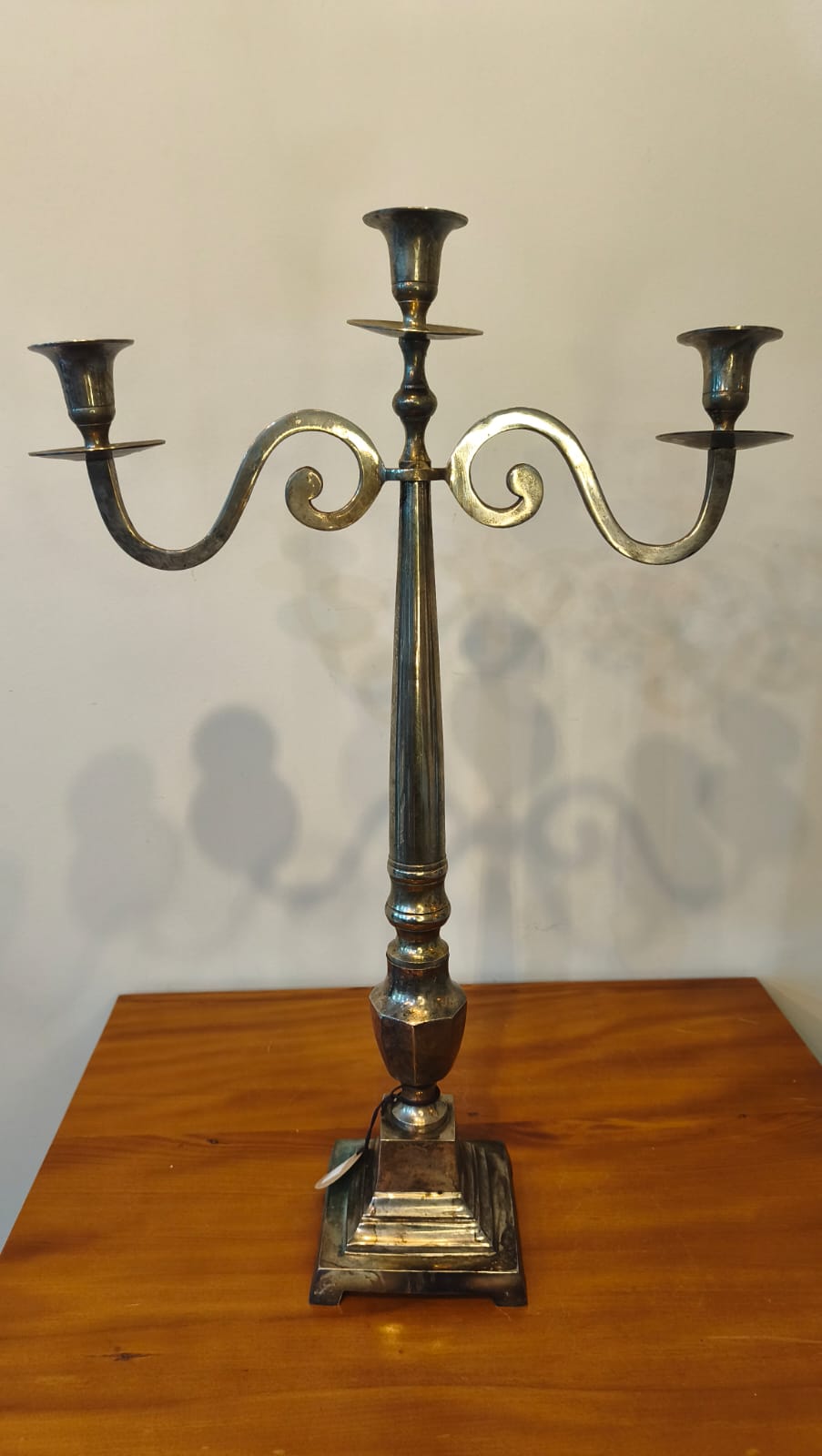 Candelabro de Mesa em Metal Prateado para 3 Velas – 55,5 cm