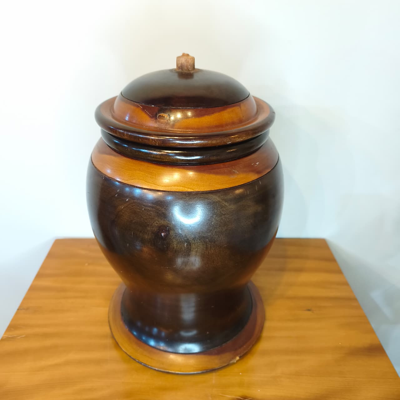 Pote Decorativo em Madeira Torneada com Tampa