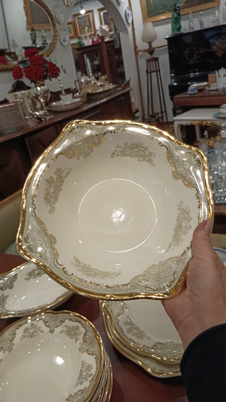 Jogo de Jantar 39 peças  - Porcelana São Caetano com detalhes em dourado 