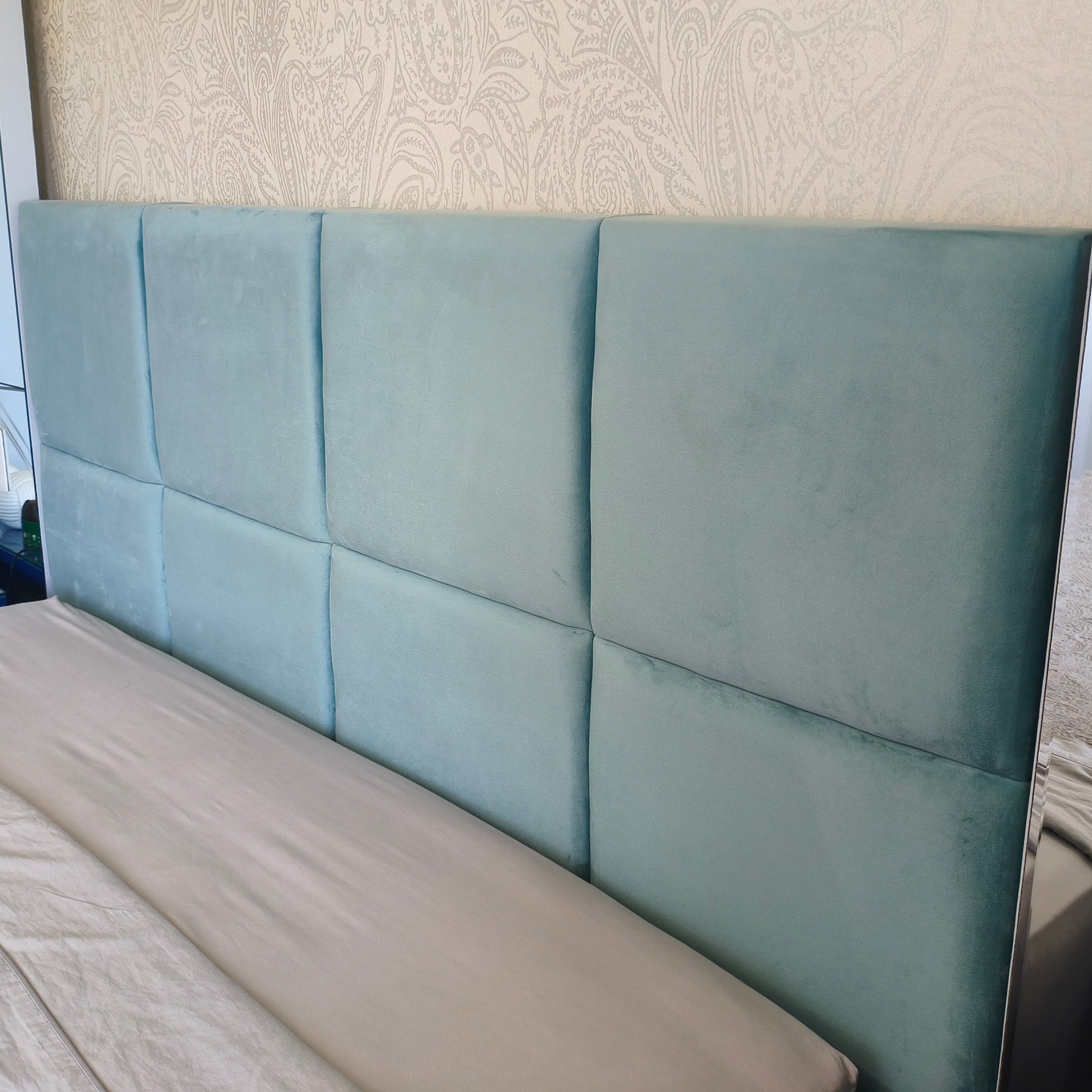 Cabeceira estofada em suede azul
