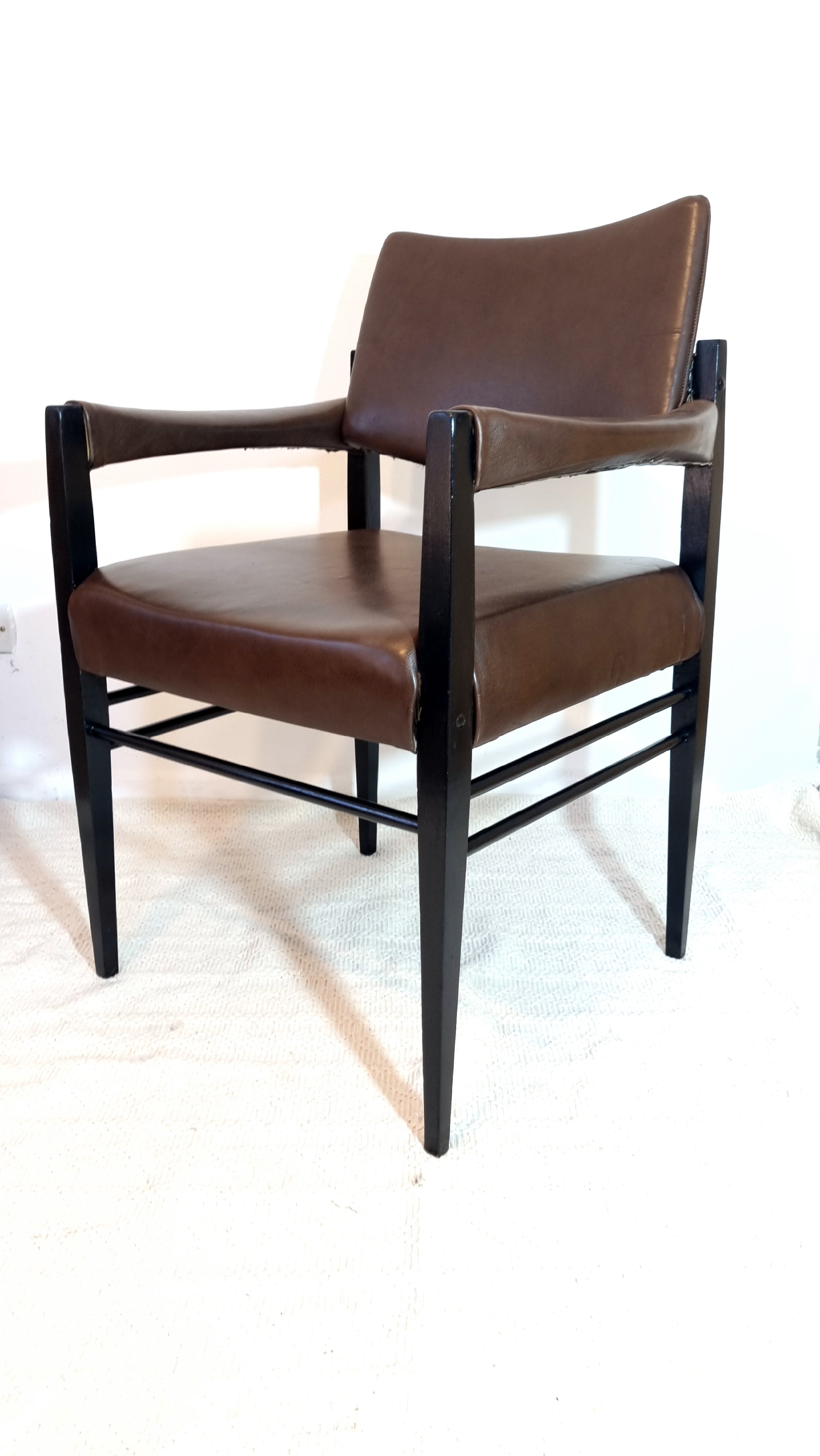 Poltrona Cimo restaurada com estofado couro café 