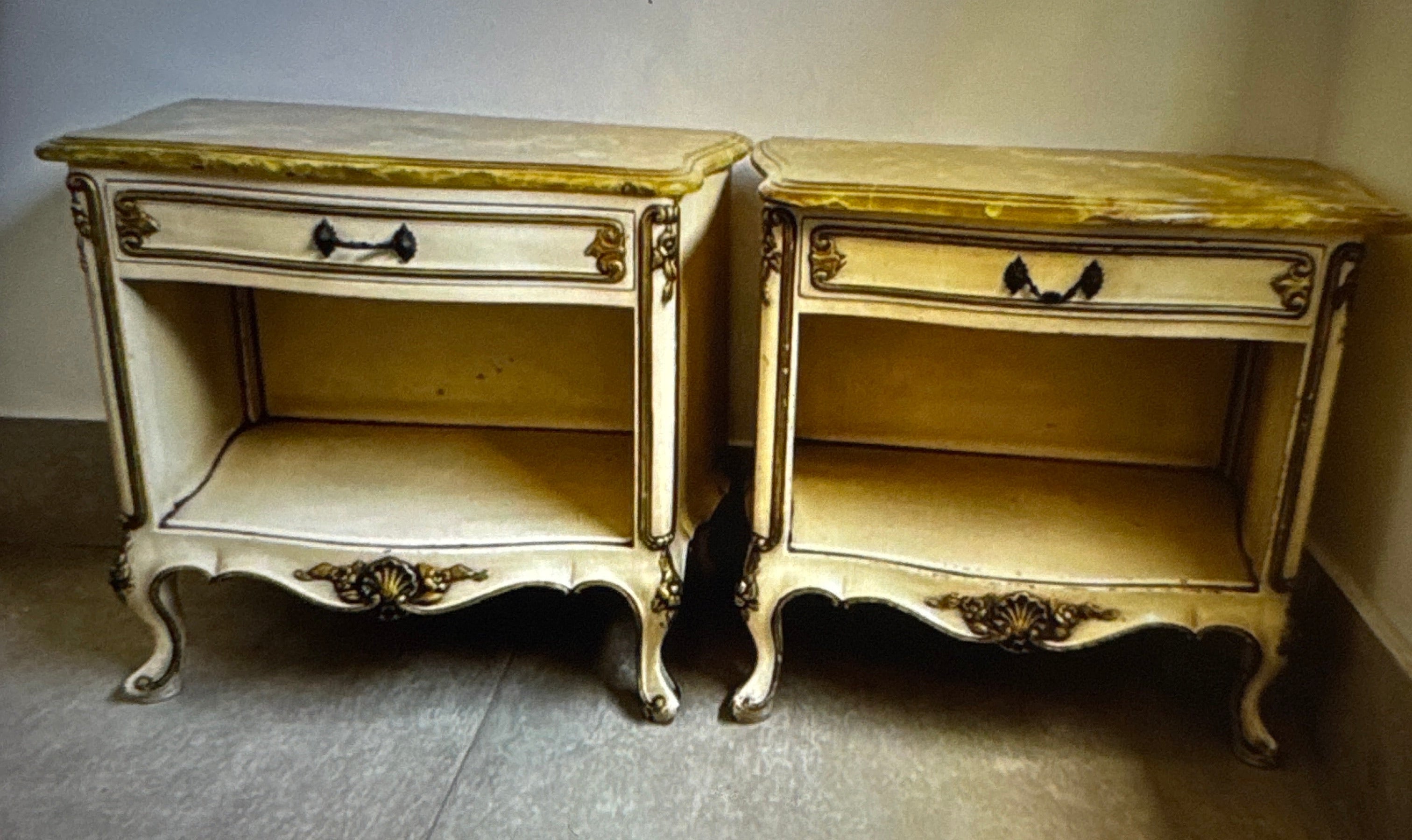 Mesinhas de madeira em branco e dourado com tampo de marmore amarelo luis XVI
