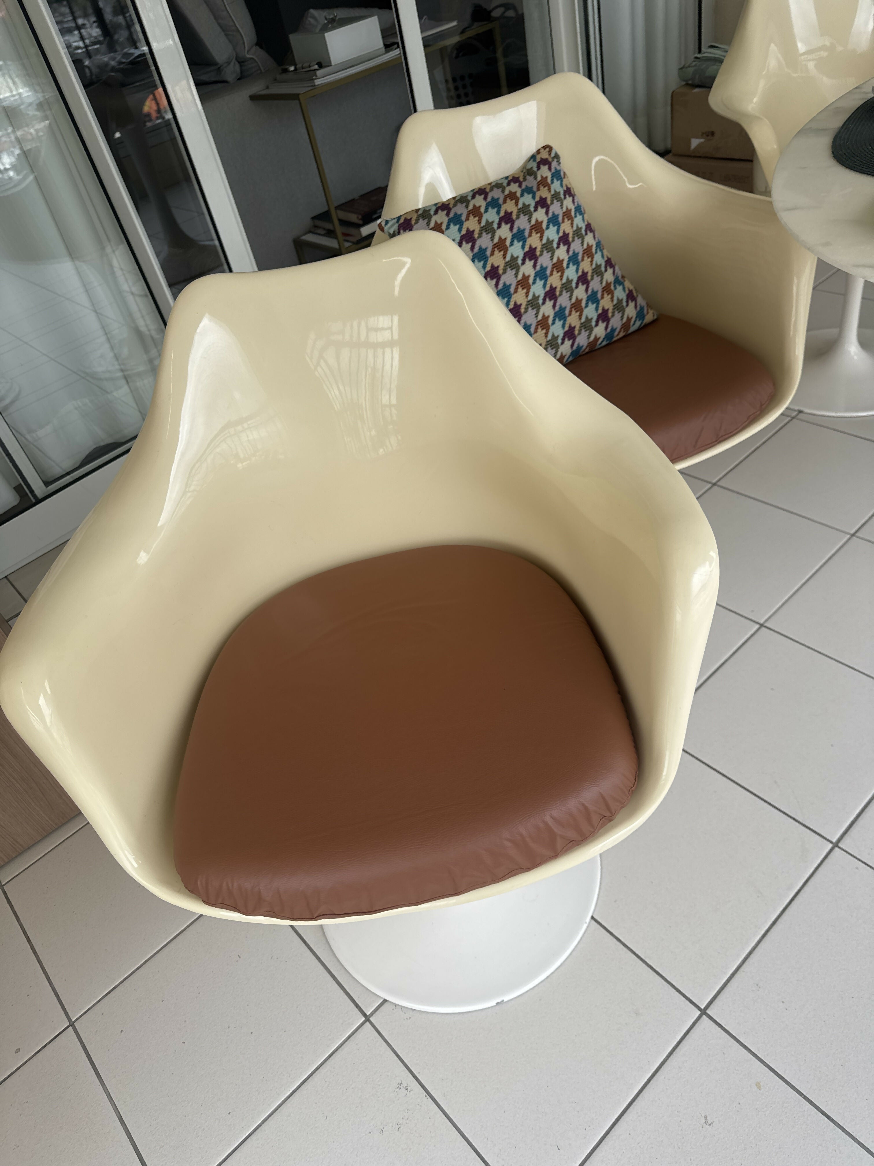 Cadeiras SAARINEN com assento em courino tom caramelo