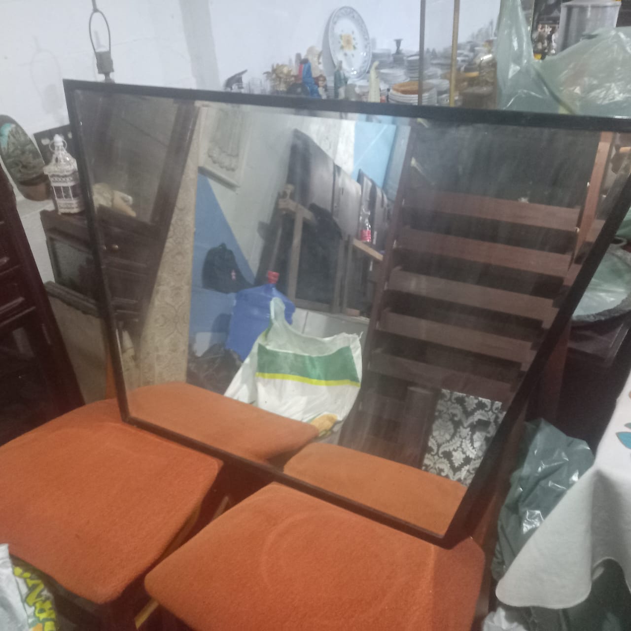 Espelho bisotado com moldura escura em forma de trapézio 