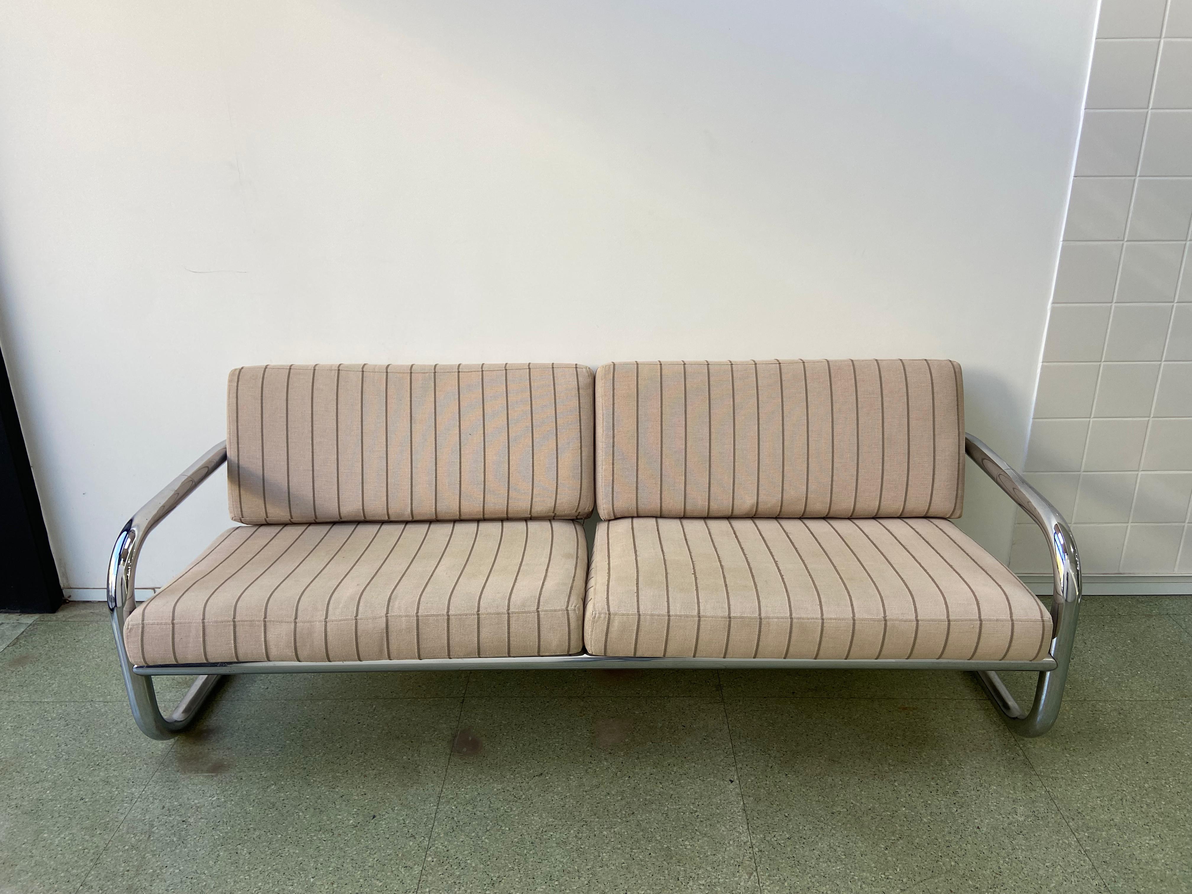 Sofá tubular em metal, 3 lugares "Linha Kopenhagen" Geraldo de Barros.