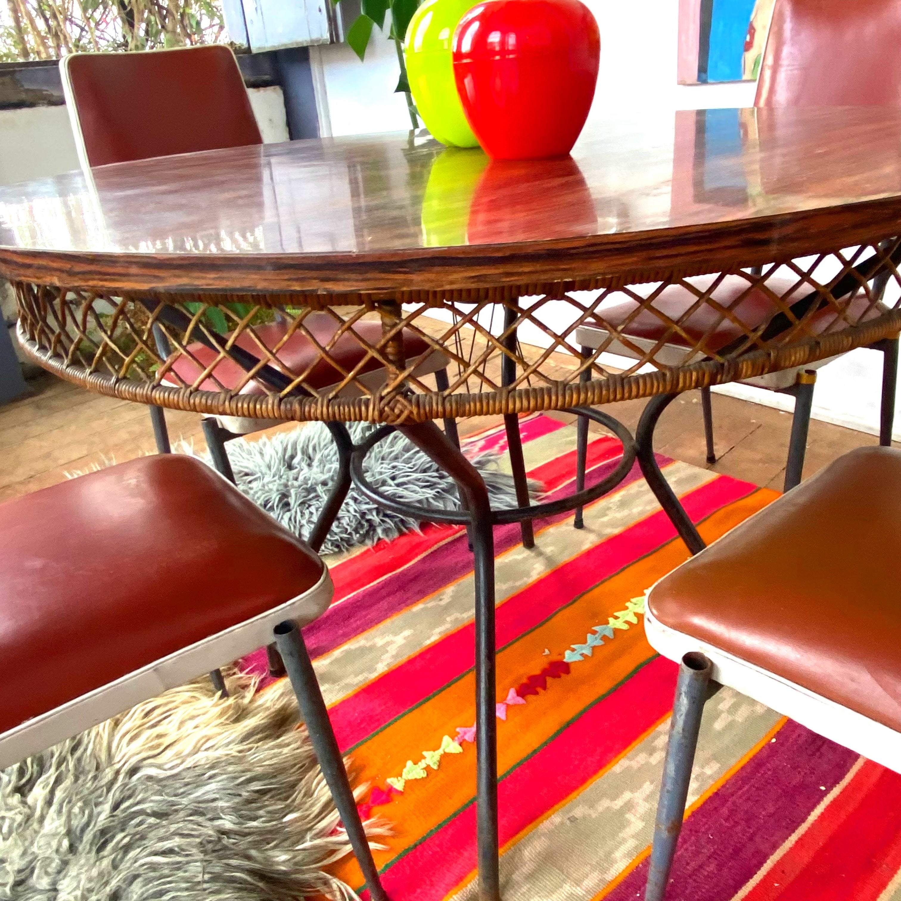 Conjunto de mesa redonda vintage em fórmica, ferro e rattan