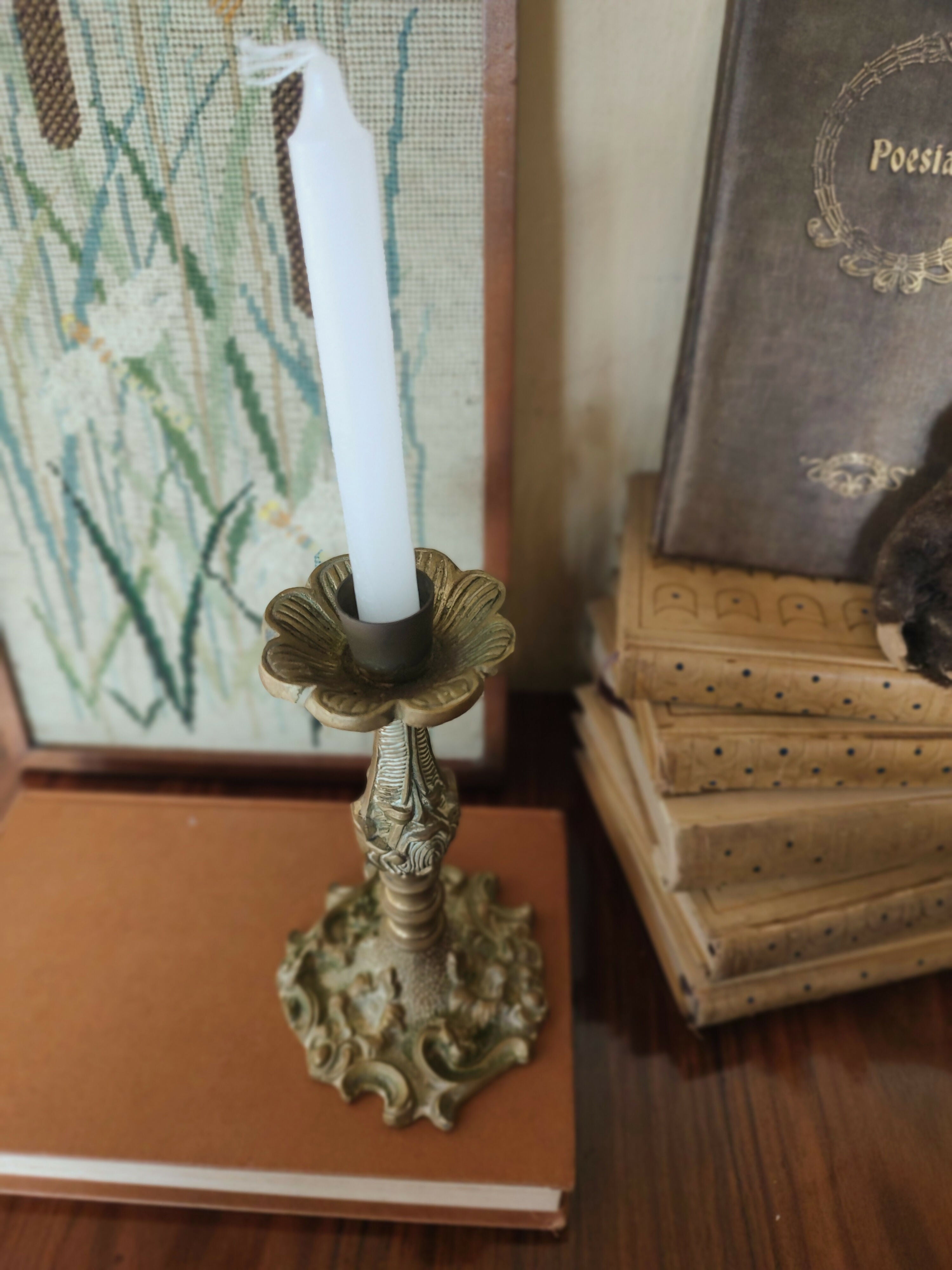 Antigo Castiçal em metal dourado repleto de adornos florais