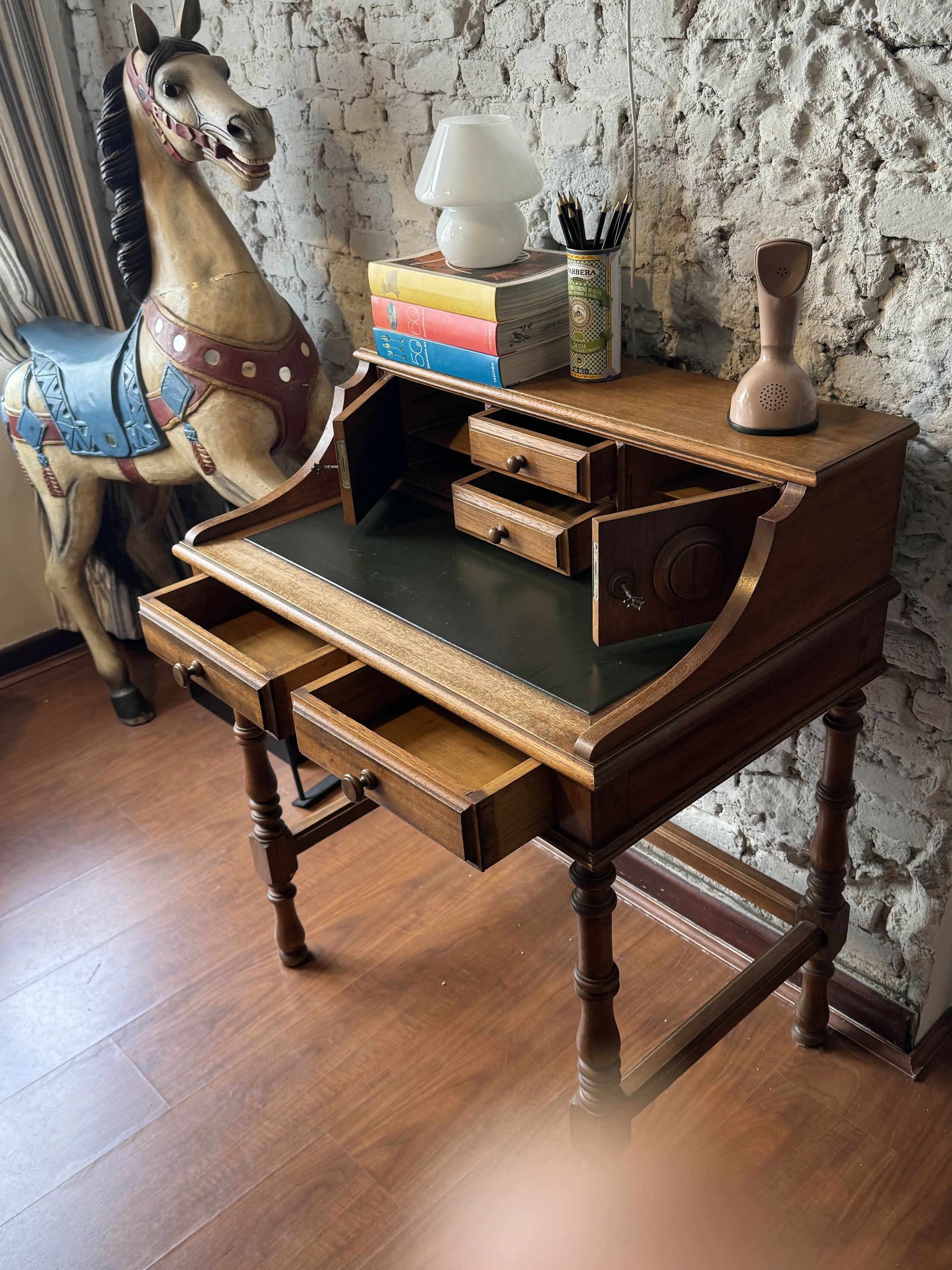 Escrivaninha / penteadeira em madeira maciça