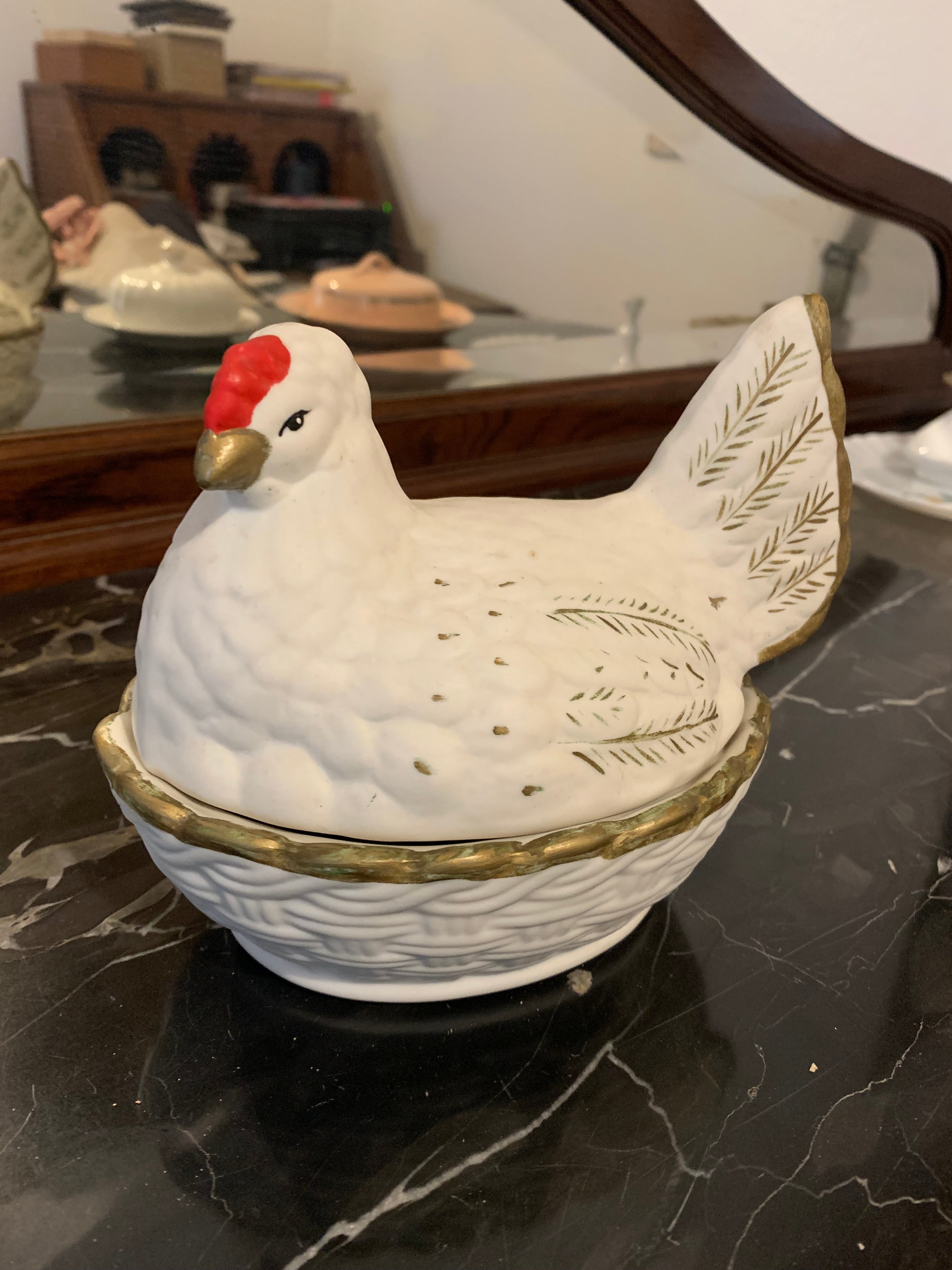 Antiga e linda galinha em porcelana. Raridade!