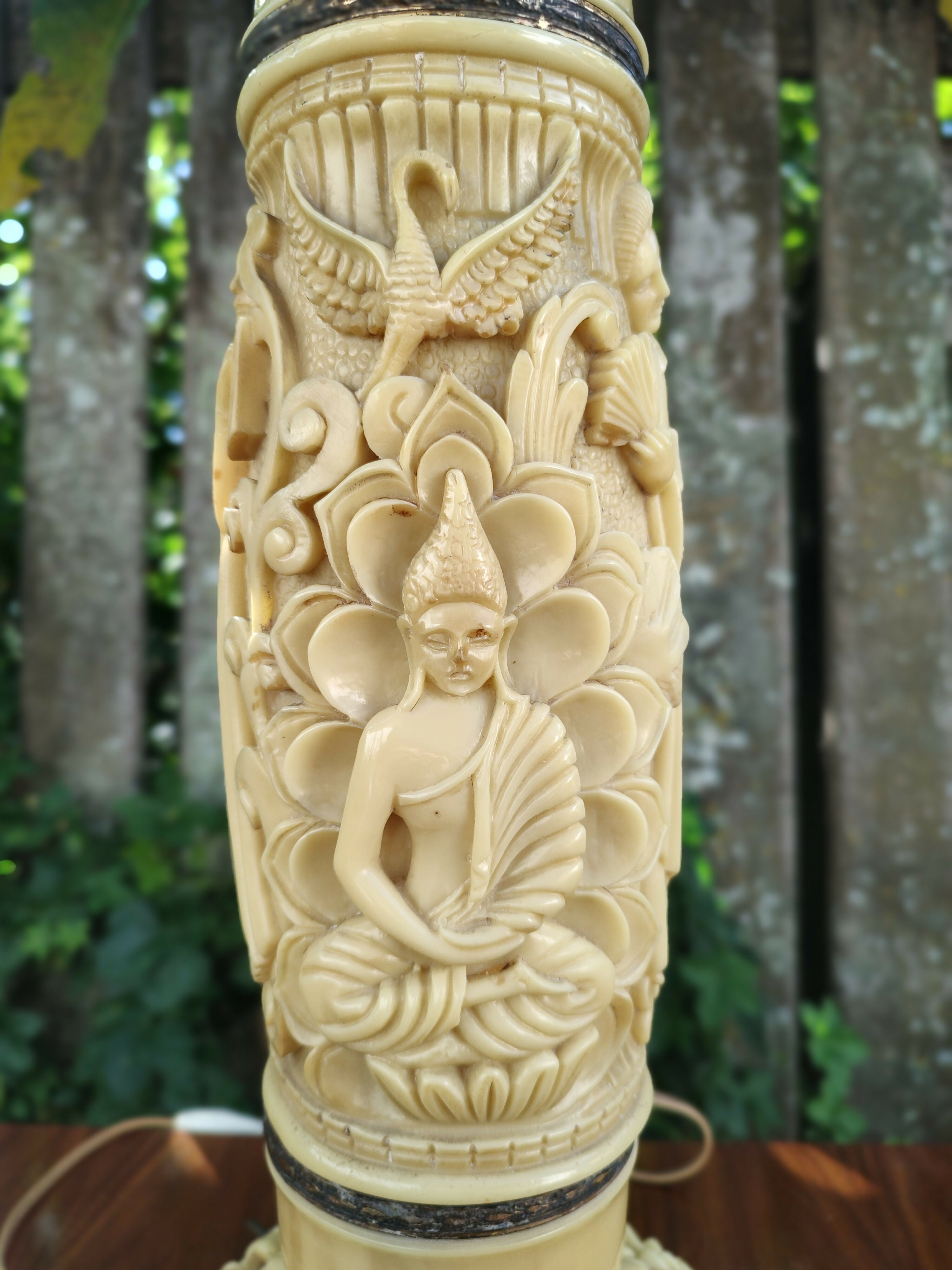 Antigo Abajur em Resina cor Marfim com entalhes de cenas religiosas com Buddha