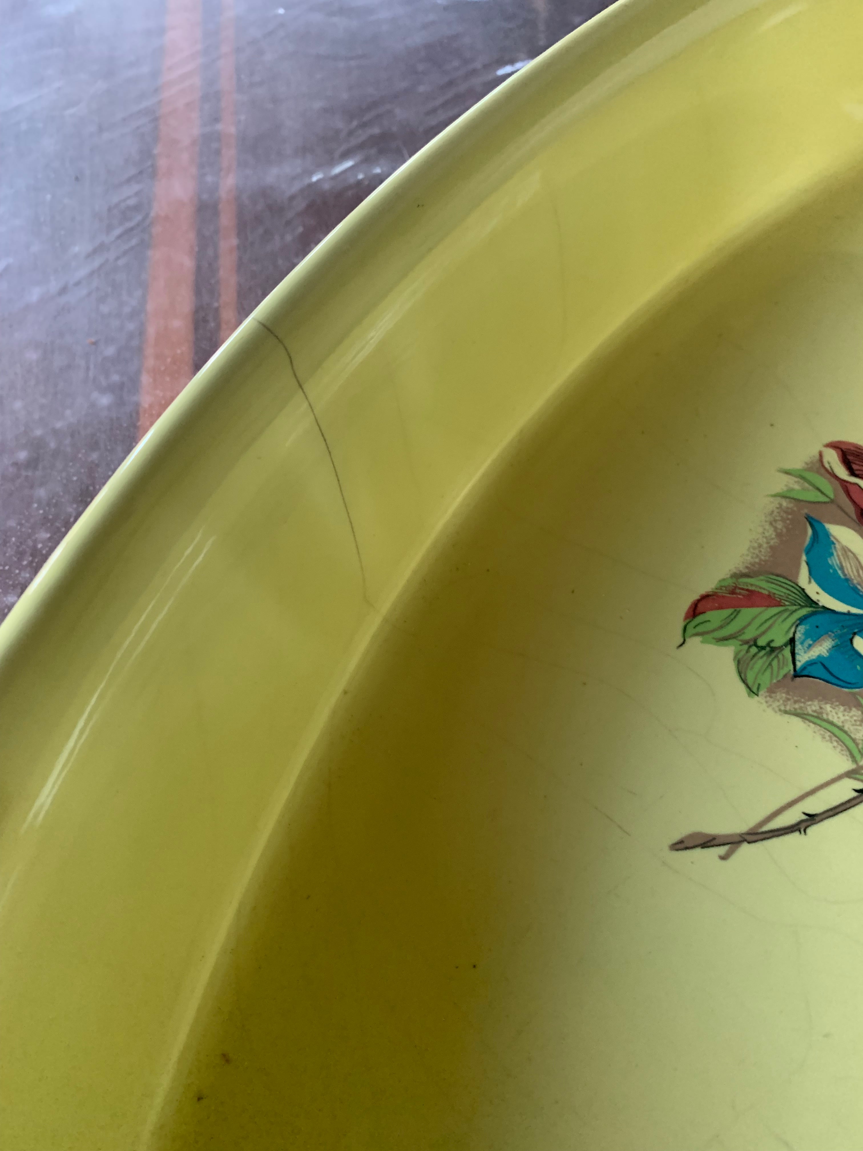 Grande e antigo refratário amarelo Pozzani com lindo desenho de flores