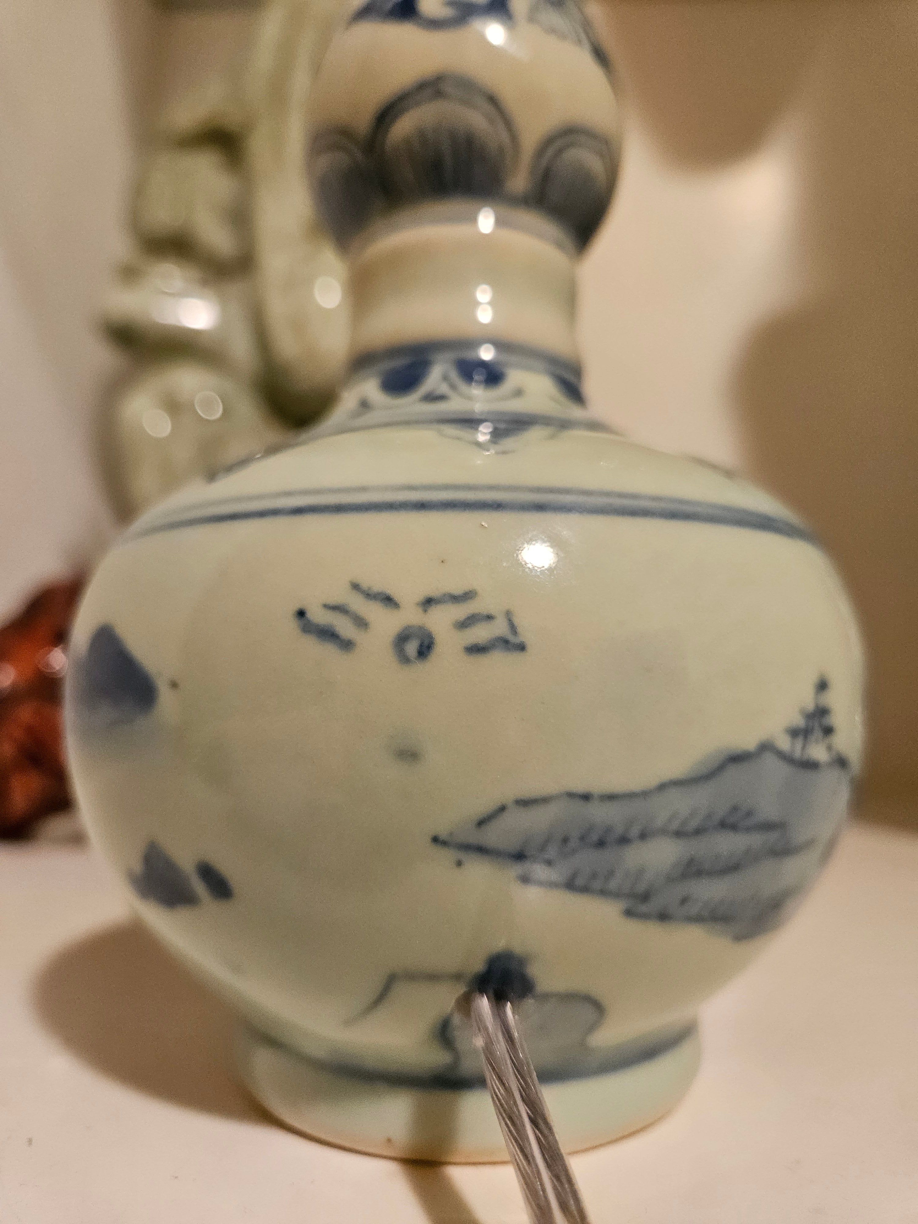 Abajur Vintage com Base de Vaso de Porcelana Azul e Branca e Cúpula Nova