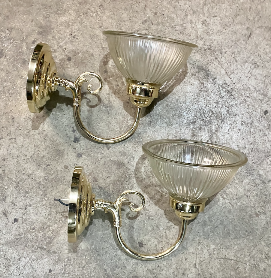 Luminária arandela antiga e restaurada com vidro raiado