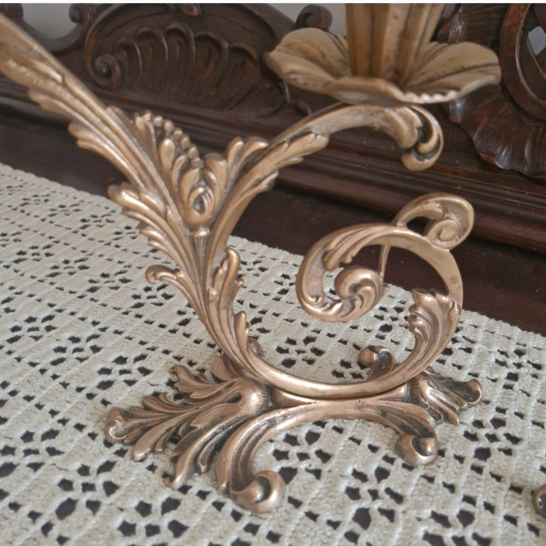 Par de castiçais / candelabros antigos de duas velas em estilo Art Nouveau, feitos em bronze dourado com forma floral 
