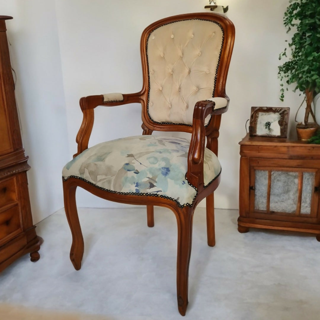 Par de Cadeiras com braço Luiz Felipe com estofado floral branco e azul - restauradas